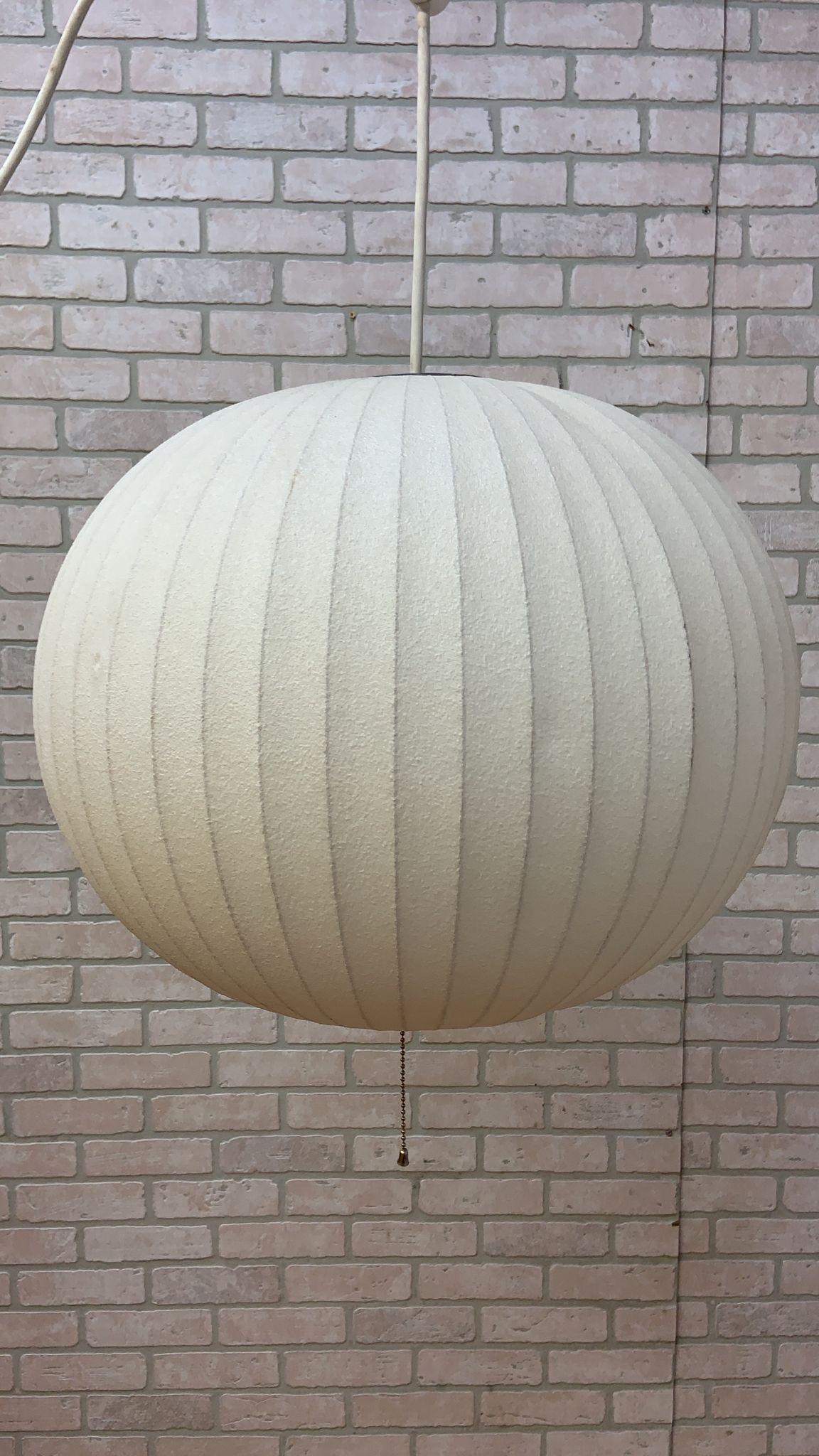 Vintage Mid Century Modern George Nelson Ball Pendant Bubble Lamp

This mid century modern George Nelson Bubble Lamp will add a touch of softness and luminosity to you interior. 

Circa 1970

Dimensions:
H 16”
W 18