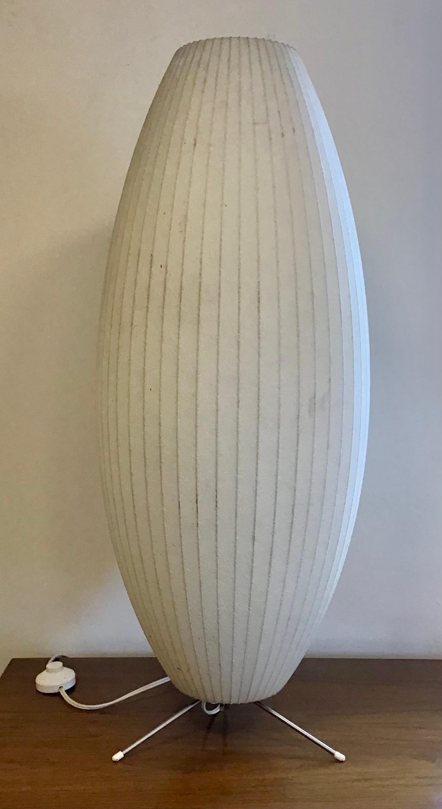 Cette lampe bulle George Nelson de style moderne du milieu du siècle ajoutera une touche de douceur et de luminosité à tout intérieur ! Charmante forme de cigare sur un trépied et interrupteur à bouton-poussoir marche/arrêt. Peut être utilisé comme