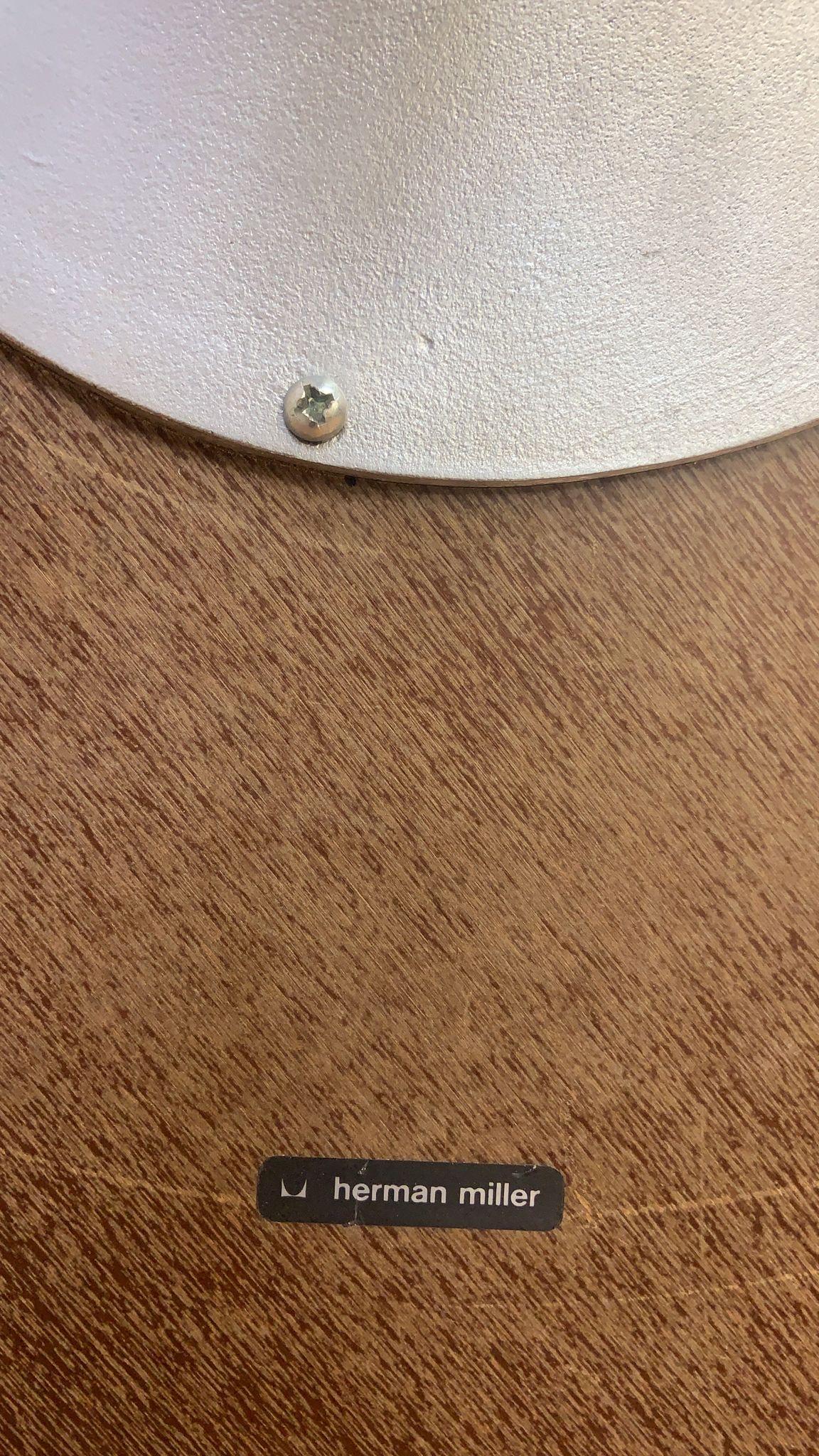 Mid Century Modern George Nelson für Herman Miller Swag Leg Beistelltisch

Klassischer Beistelltisch aus der Mitte des Jahrhunderts mit weißer Holzplatte und Metallgestell, entworfen von George Nelson und hergestellt von Herman Miller. 
