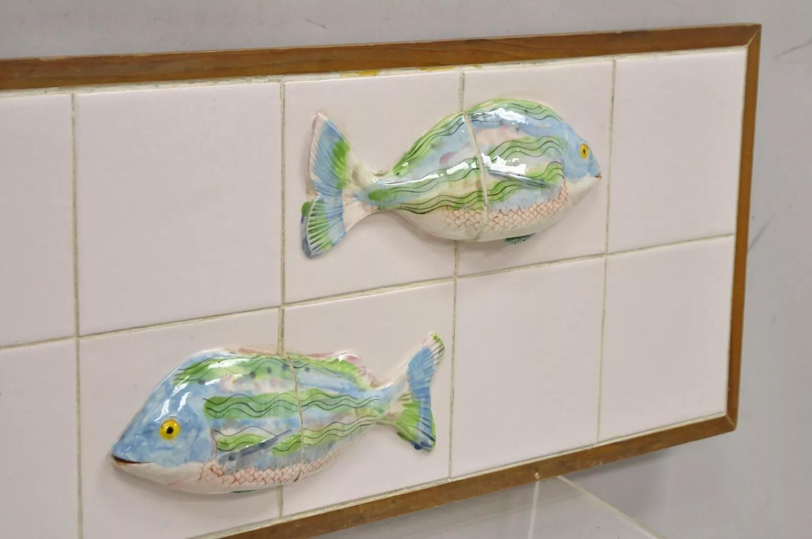 Vintage Mid Century Modern Azulejo de cerámica vidriada Enmarcado Azul Verde Pez Arte de Pared en venta 3