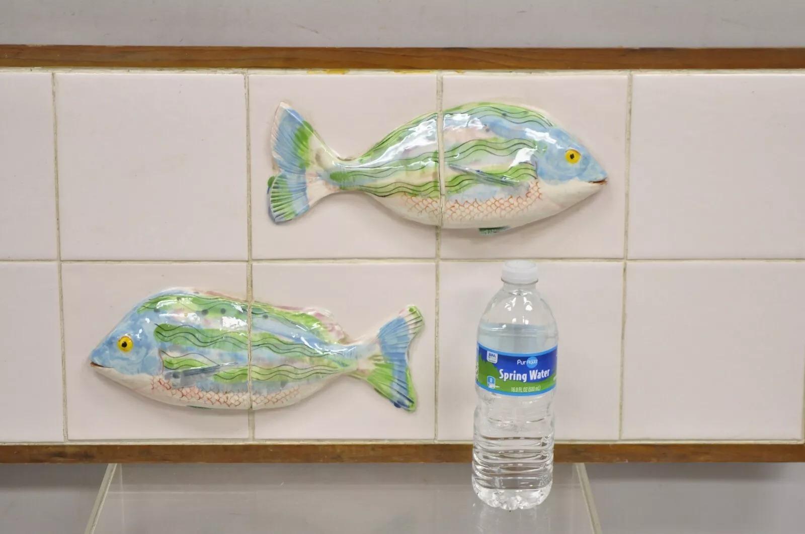 Vintage Mid Century Modern Azulejo de cerámica esmaltada enmarcado Azul Verde 3 Dimensional Fish Wall Art. Mediados del siglo XX. Medidas: 14