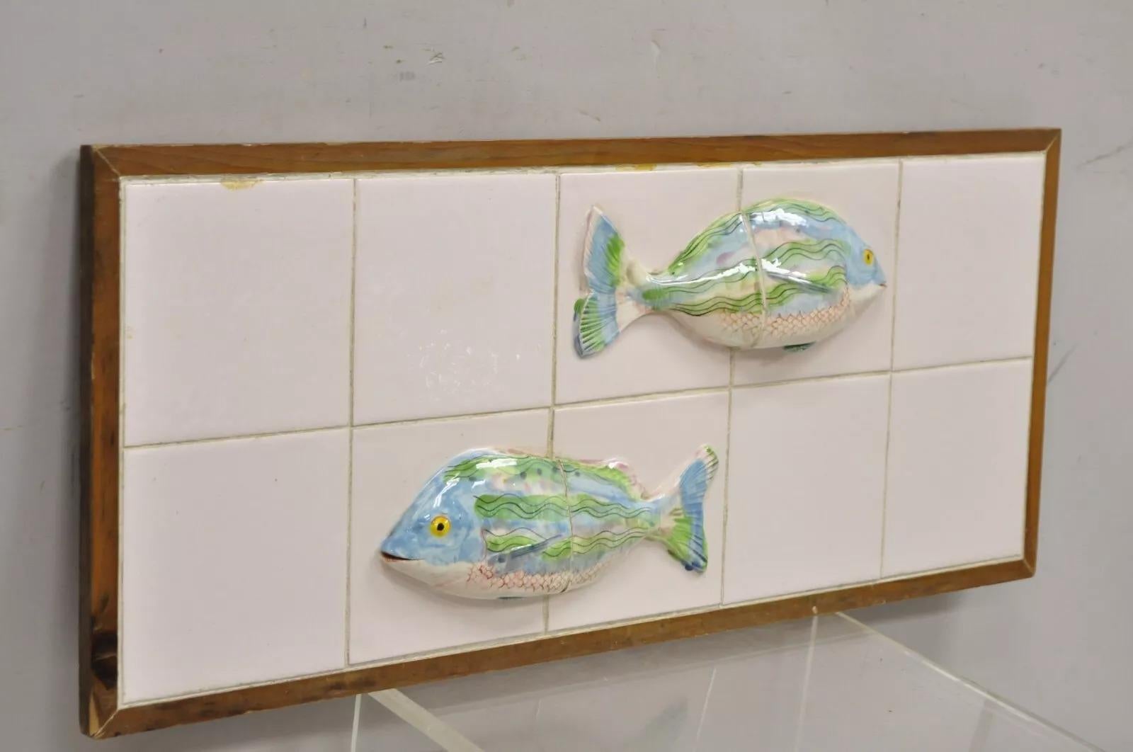 Vintage Mid Century Modern Azulejo de cerámica vidriada Enmarcado Azul Verde Pez Arte de Pared Desconocido en venta
