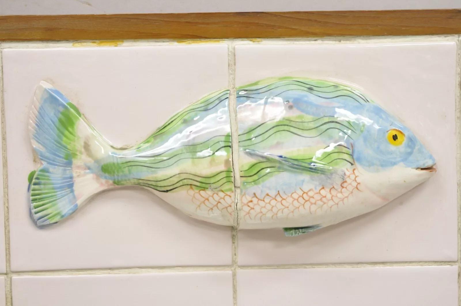 Vintage Mid Century Modern Azulejo de cerámica vidriada Enmarcado Azul Verde Pez Arte de Pared siglo XX en venta