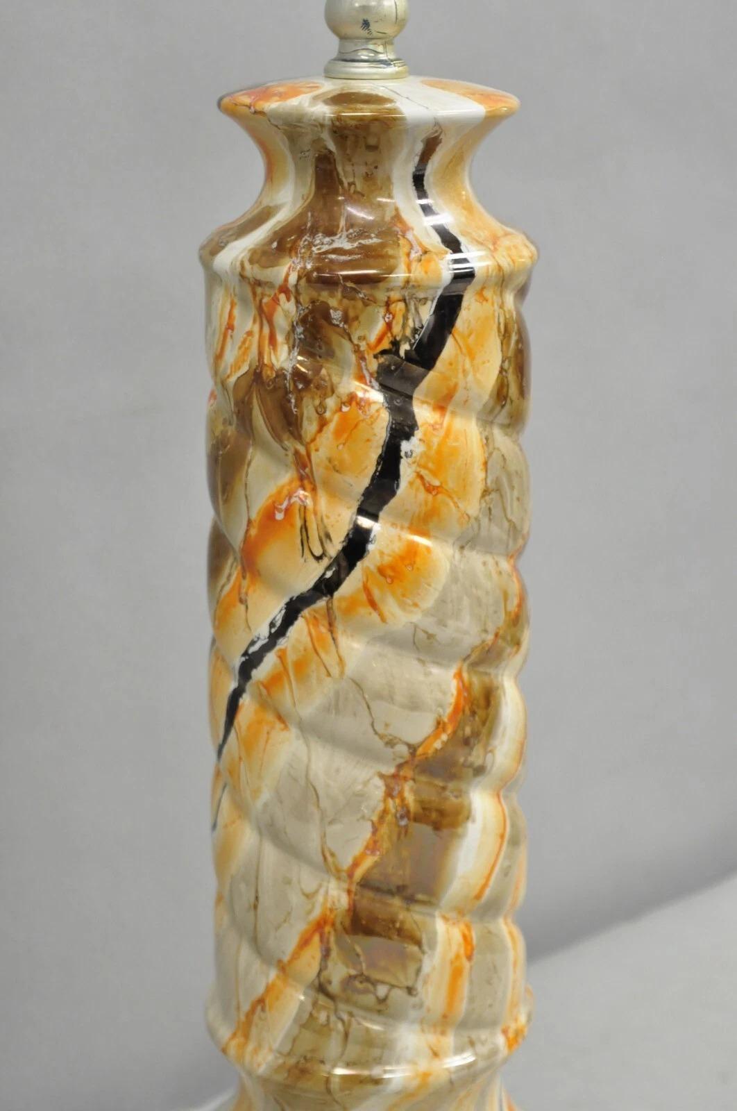 Inconnu Lampe de table à colonne orange en faux marbre, Vintage Mid Century Modern Glazed Pottery en vente
