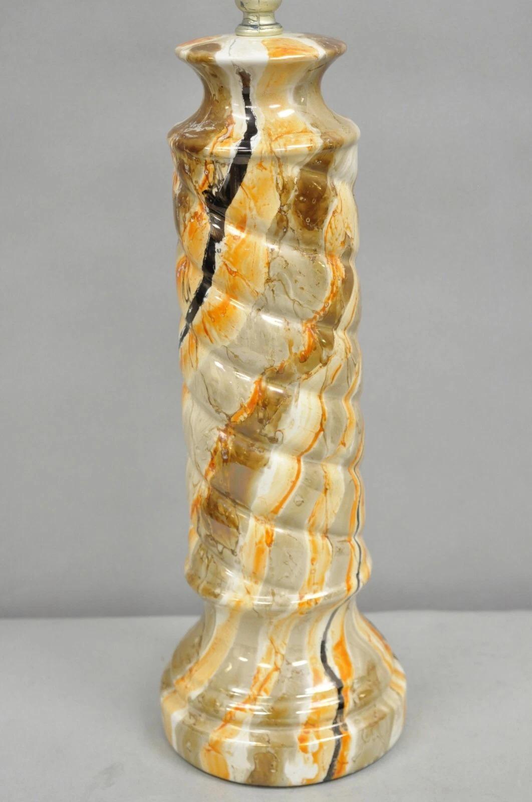 Céramique Lampe de table à colonne orange en faux marbre, Vintage Mid Century Modern Glazed Pottery en vente