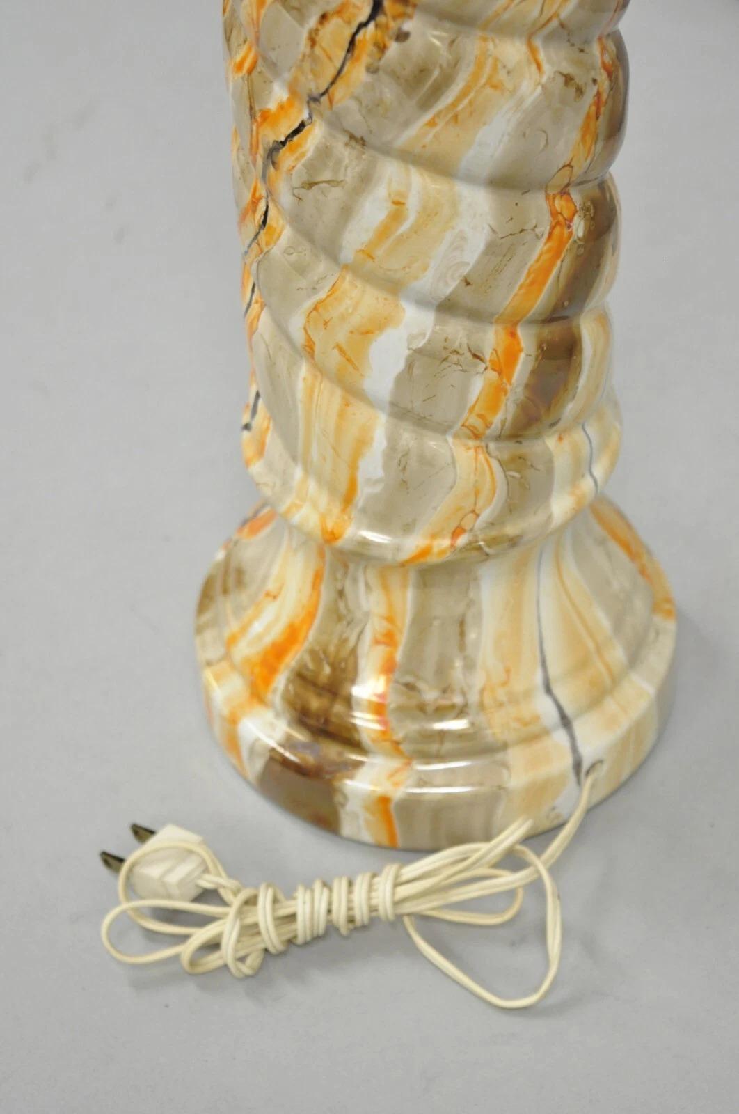 Lampe de table à colonne orange en faux marbre, Vintage Mid Century Modern Glazed Pottery en vente 2