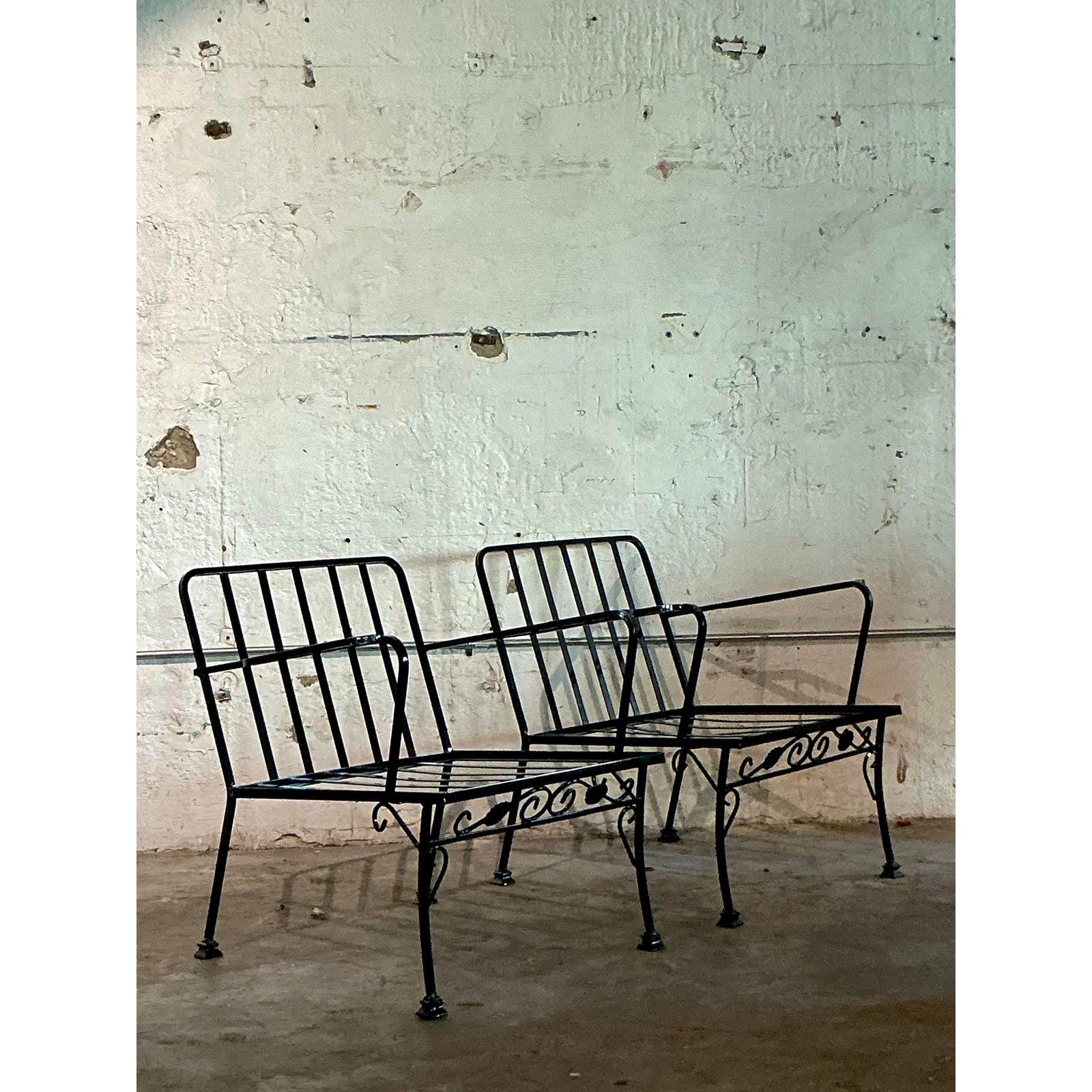 Chaises longues en fer forgé Vintage Mid-Century Modern Grape Vine Wrought Iron - A Pair Bon état - En vente à West Palm Beach, FL