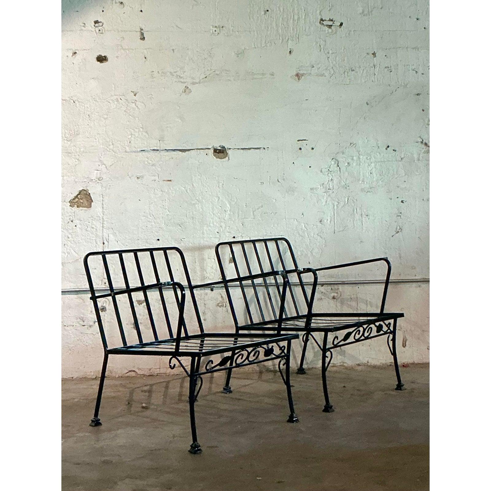 Chaises longues en fer forgé Vintage Mid-Century Modern Grape Vine Wrought Iron - A Pair en vente 1