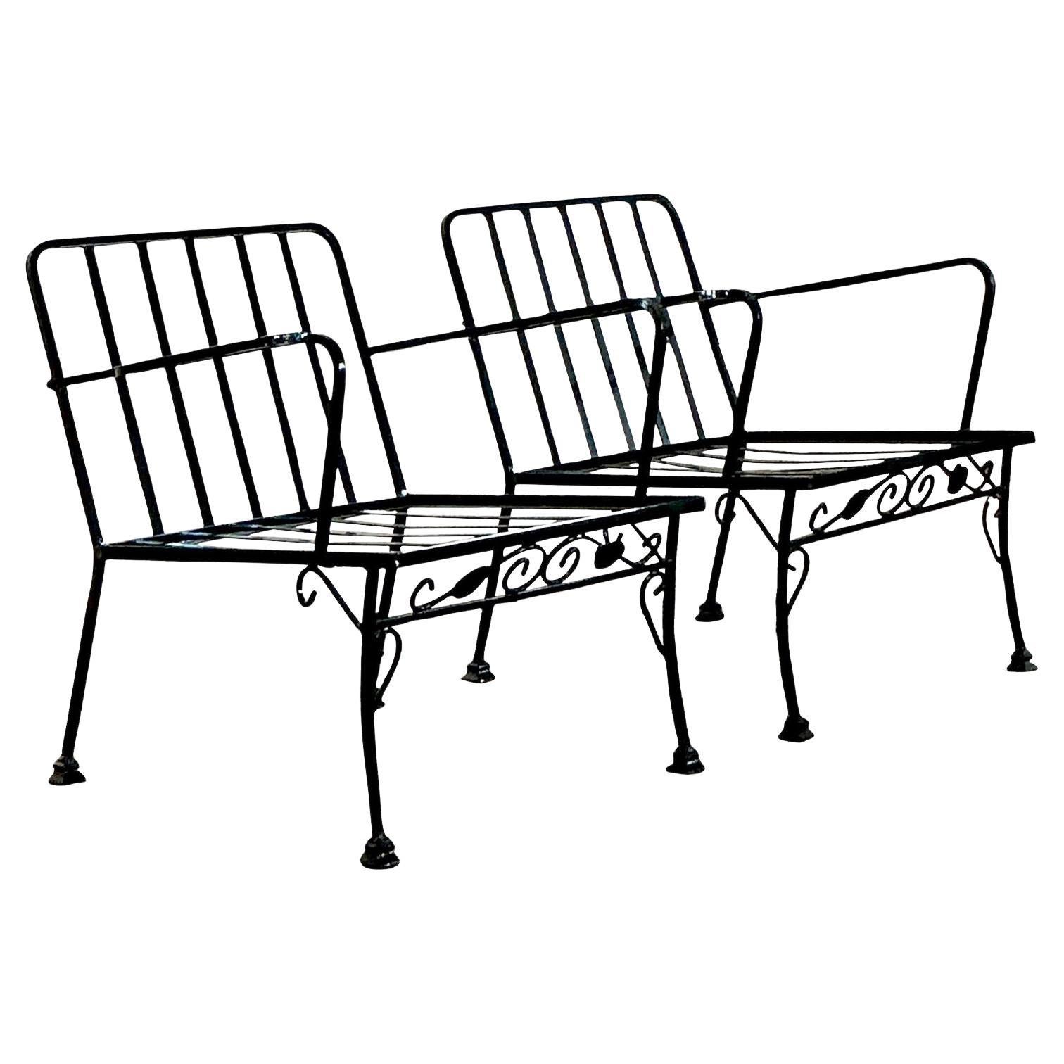 Chaises longues en fer forgé Vintage Mid-Century Modern Grape Vine Wrought Iron - A Pair en vente