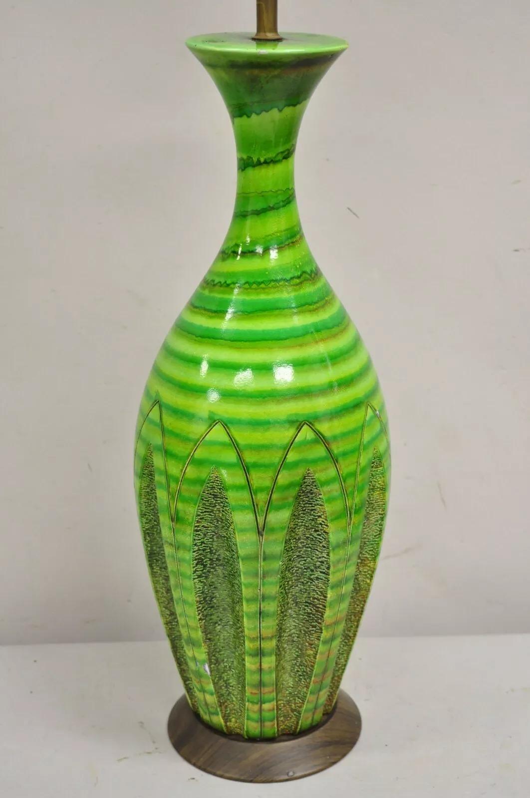 Mid-Century Modern Lampe de bureau italienne vintage mi-siècle moderne en céramique vernissée lave verte en vente