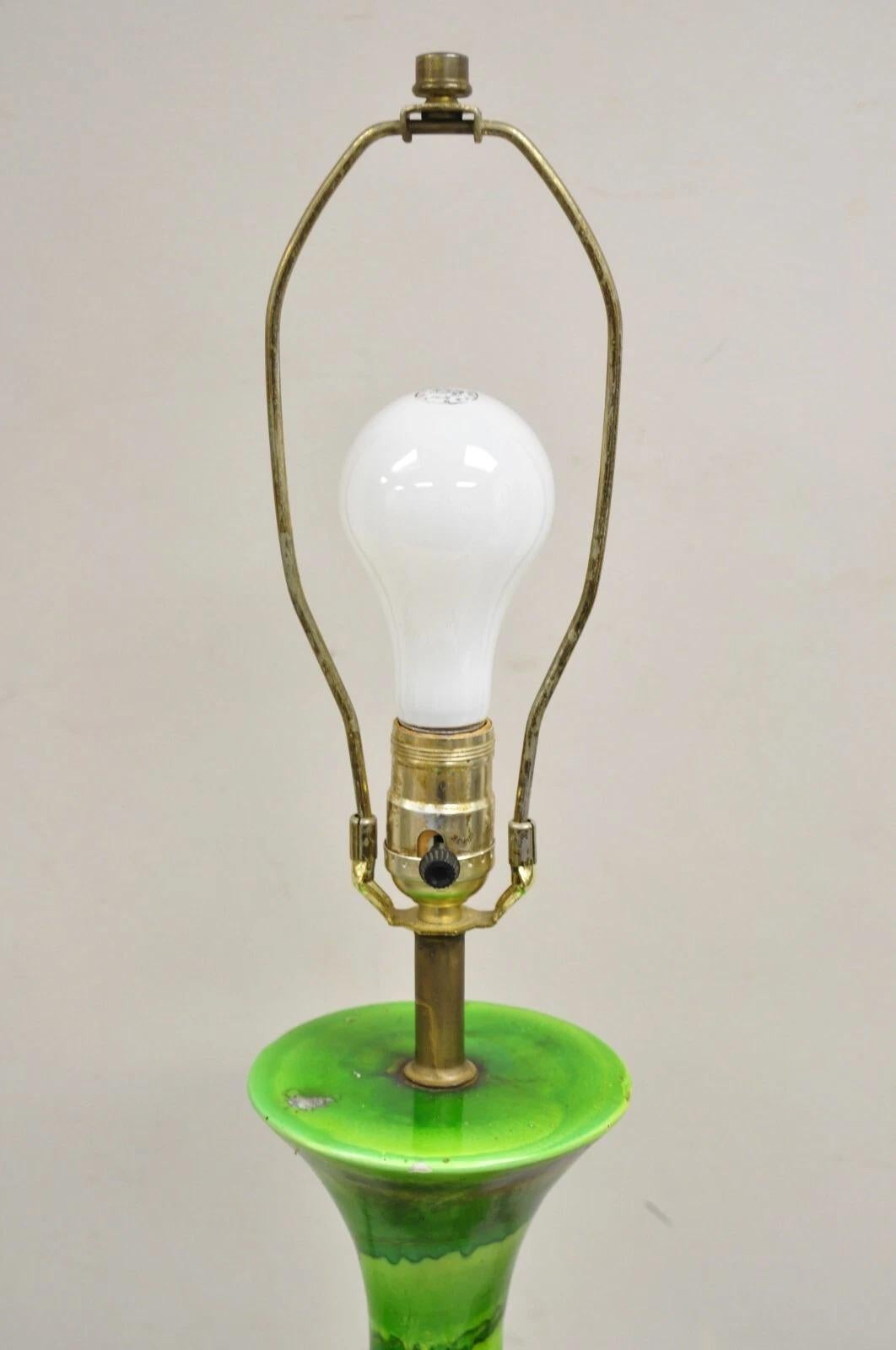 Lampe de bureau italienne vintage mi-siècle moderne en céramique vernissée lave verte Bon état - En vente à Philadelphia, PA