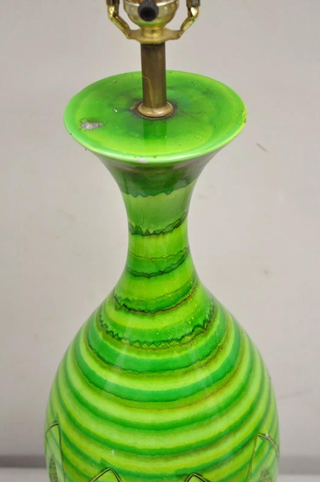 20ième siècle Lampe de bureau italienne vintage mi-siècle moderne en céramique vernissée lave verte en vente