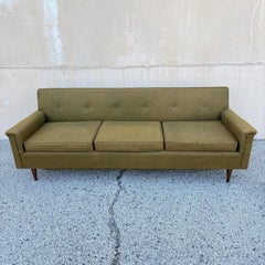 Vintage Mid Century Modern Grünlich Braun Tufted 82" Sofa Couch w / Walnuss Beine