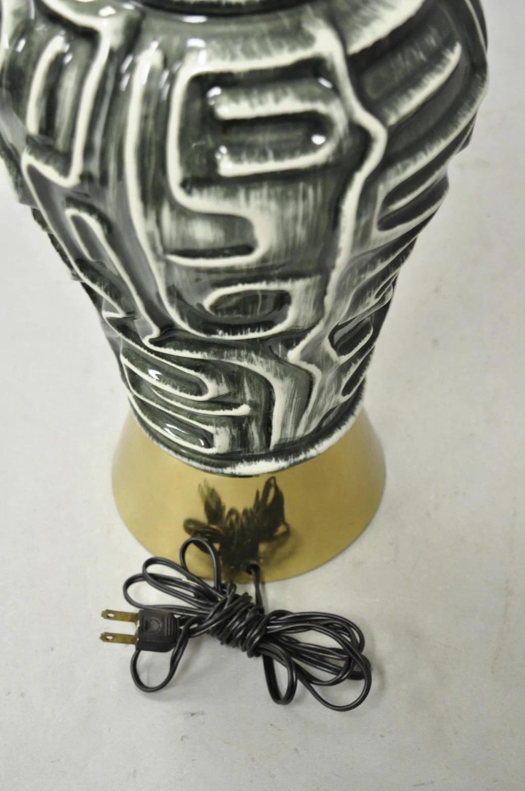 Lampe de table vintage mid century modern en céramique grise émaillée géométrique aztèque en laiton en vente 3