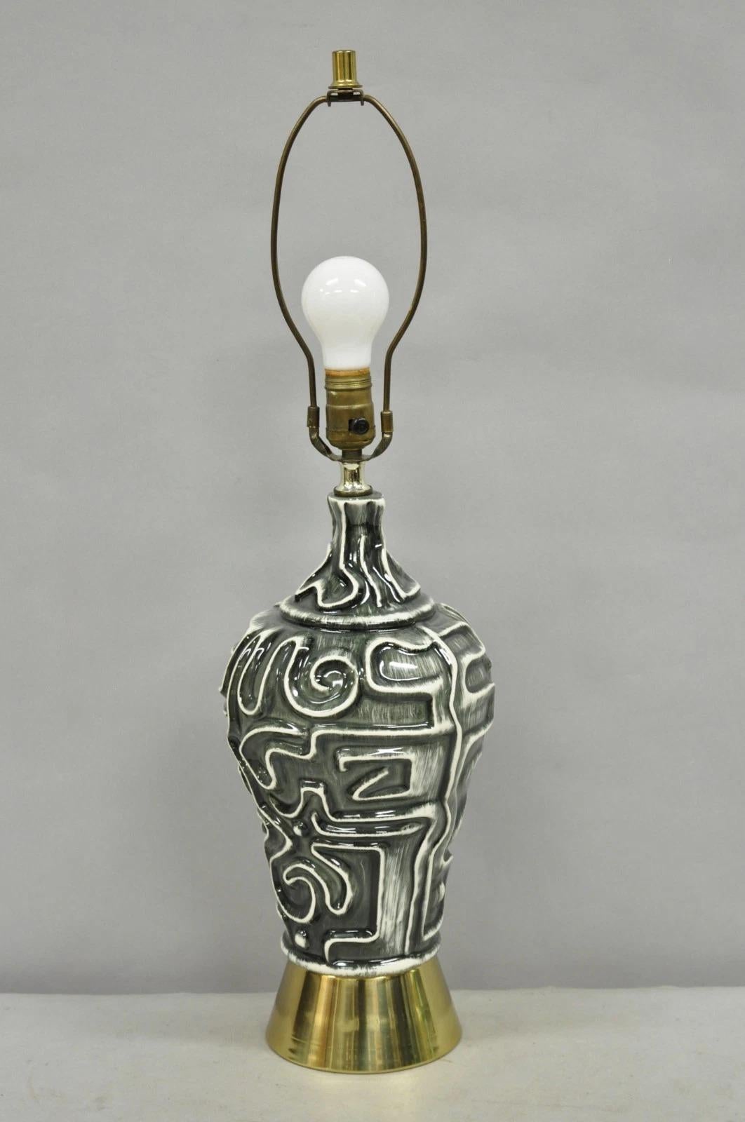 Lampe de table vintage mid century modern en céramique grise émaillée géométrique aztèque en laiton en vente 4