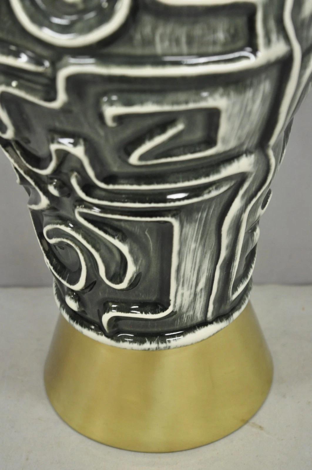 Lampe de table vintage mid century modern en céramique grise émaillée géométrique aztèque en laiton Bon état - En vente à Philadelphia, PA