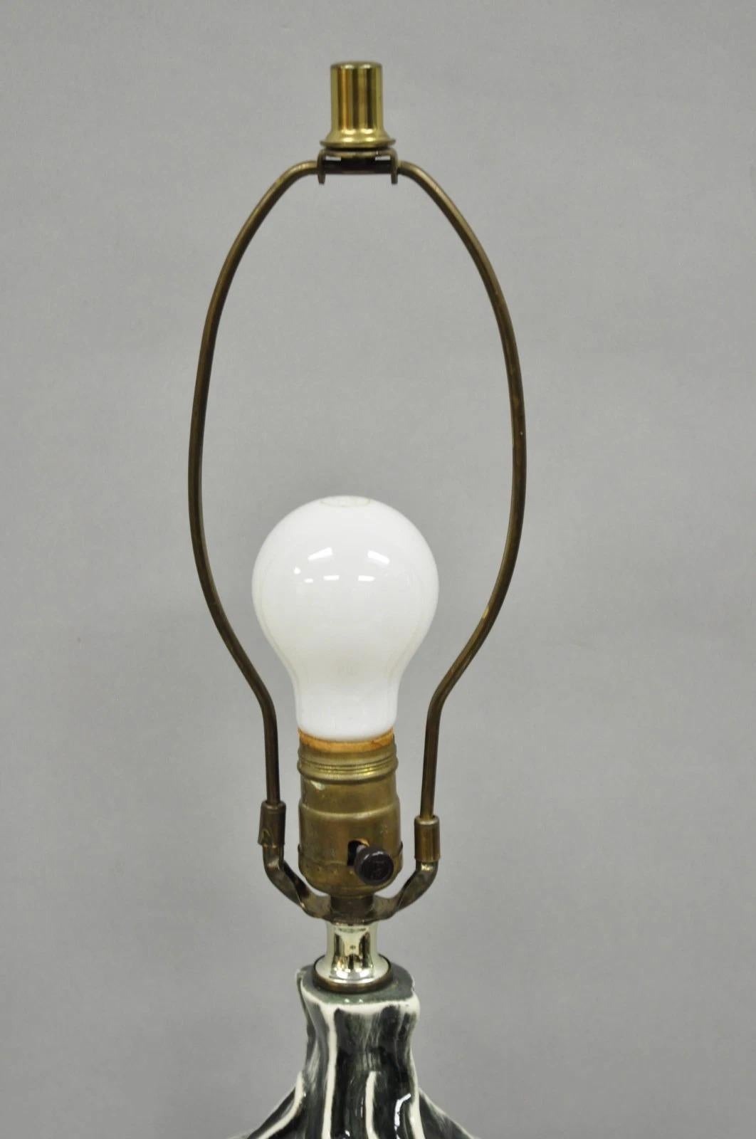 20ième siècle Lampe de table vintage mid century modern en céramique grise émaillée géométrique aztèque en laiton en vente