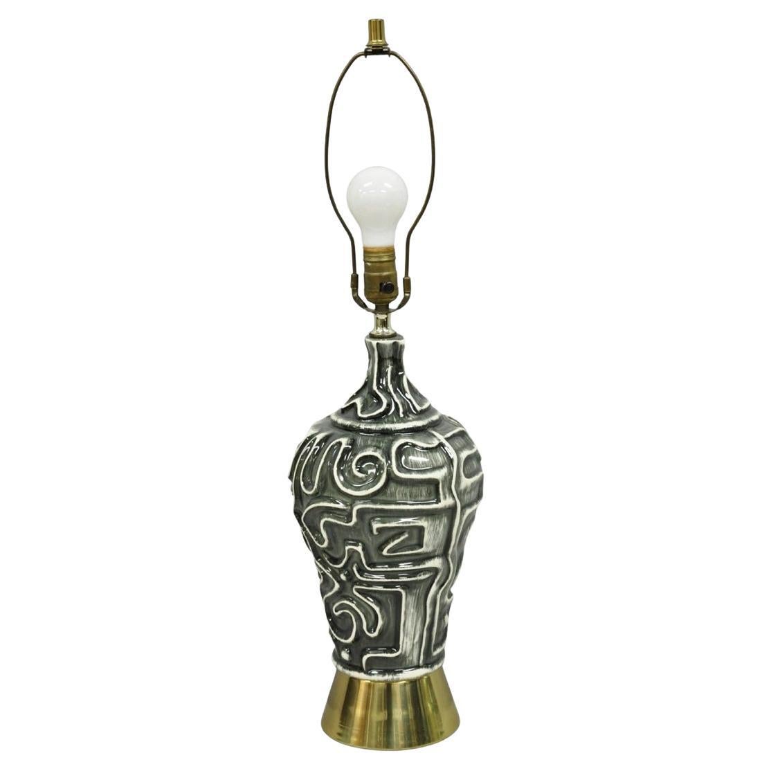 Lampe de table vintage mid century modern en céramique grise émaillée géométrique aztèque en laiton