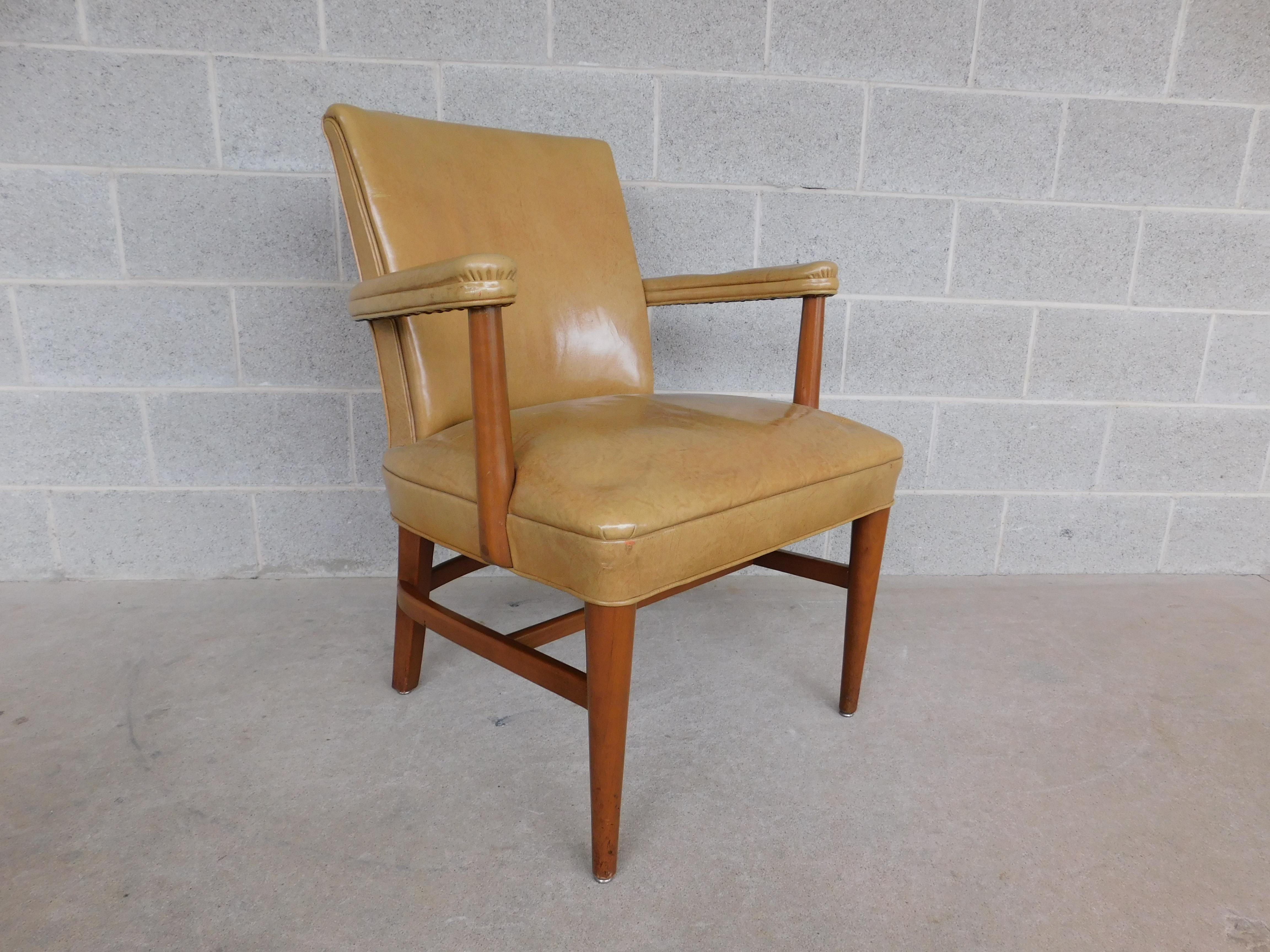 Vintage Mid-Century Modern Gunlocke Leather Conference Office Chairs Set of, 8 In Good Condition For Sale In Parkesburg, PA