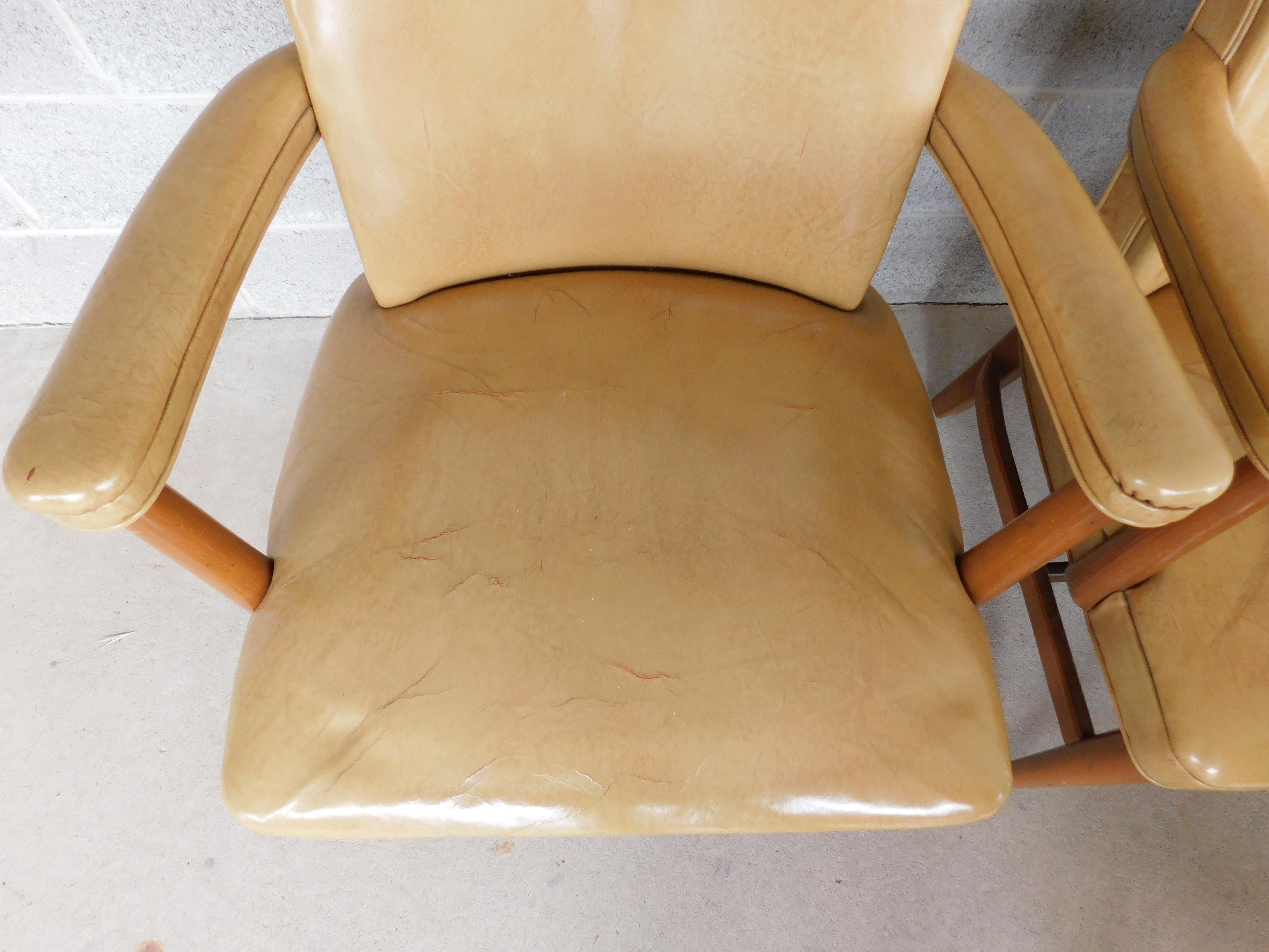 Vintage Mid-Century Modern Gunlocke Leather Conference Office Chairs Set of, 8 In Good Condition In Parkesburg, PA