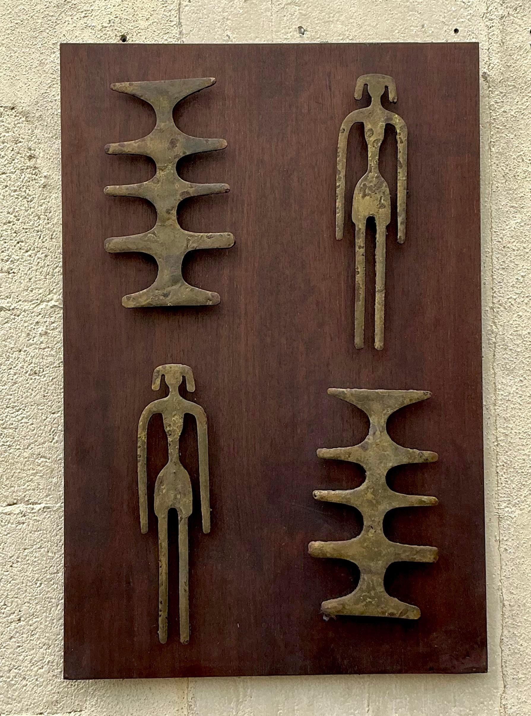 Añade un llamativo punto focal a tu hogar con la Escultura de Pared Formas de Bronce Martillado Vintage MCM. Esta cautivadora pieza muestra el diseño moderno de mediados de siglo con sus formas de bronce martillado, ofreciendo una mezcla de estilo
