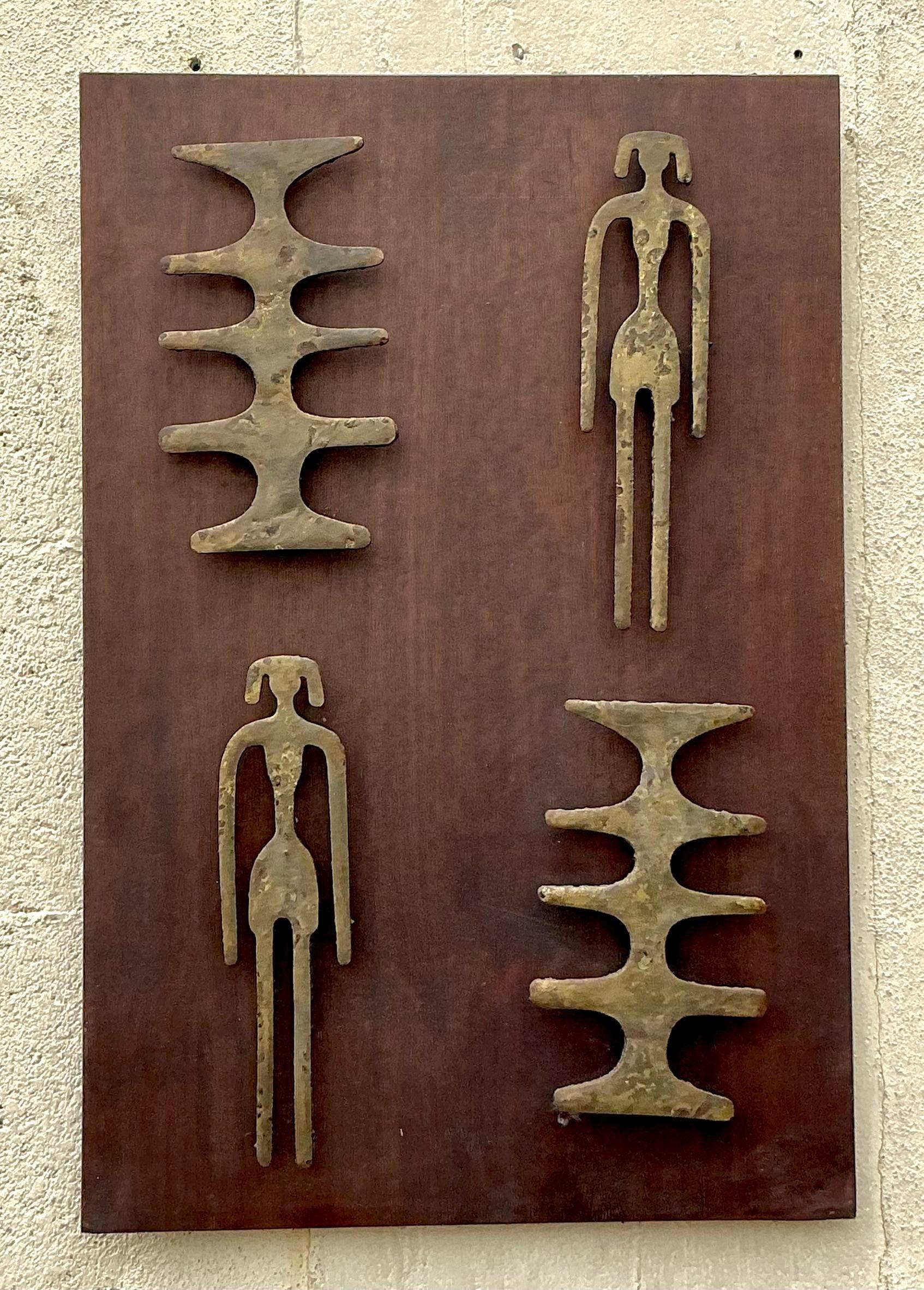Escultura de pared vintage de bronce martillado con formas modernas de mediados de siglo Moderno de mediados de siglo en venta