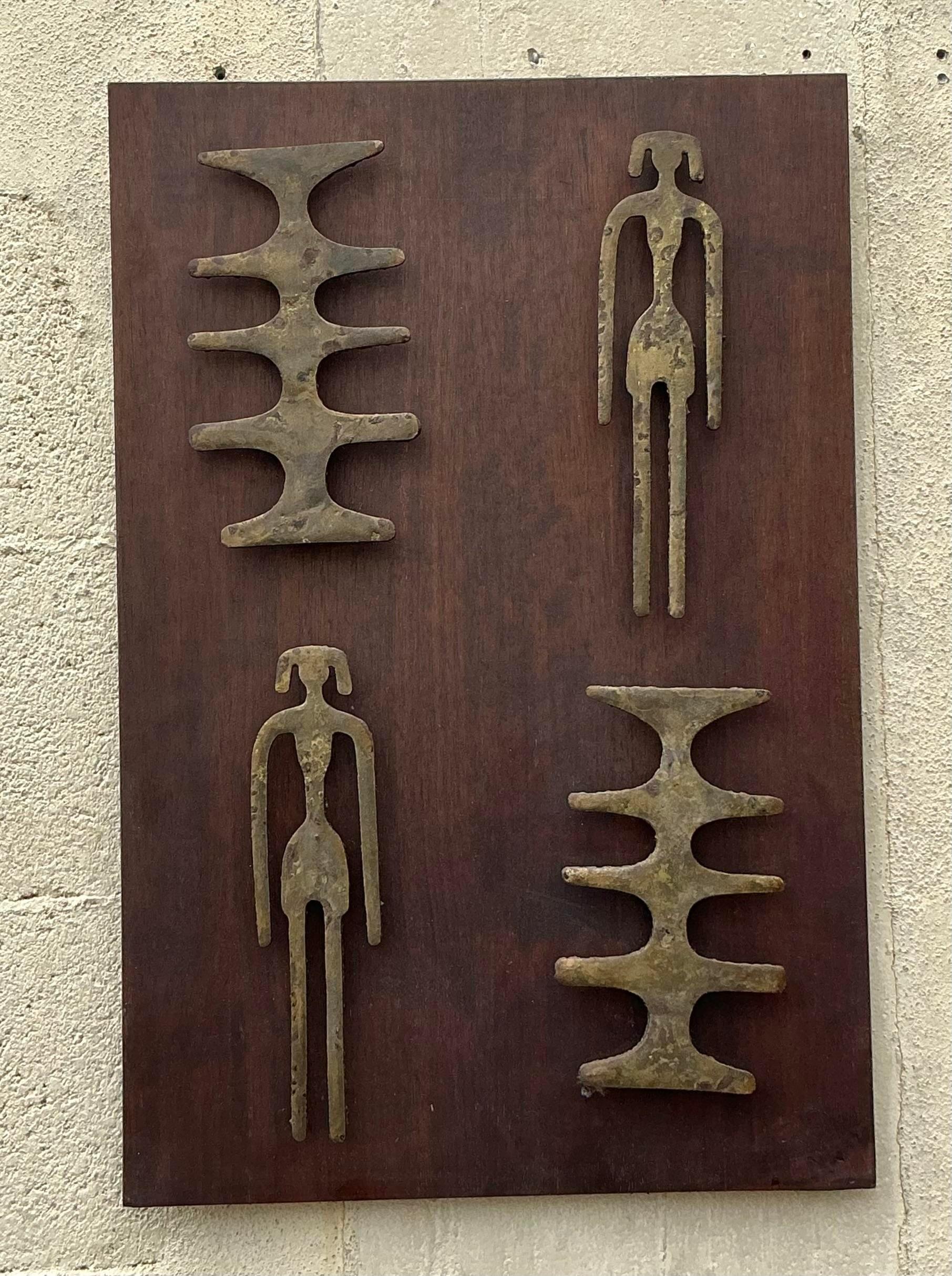 Escultura de pared vintage de bronce martillado con formas modernas de mediados de siglo Estadounidense en venta