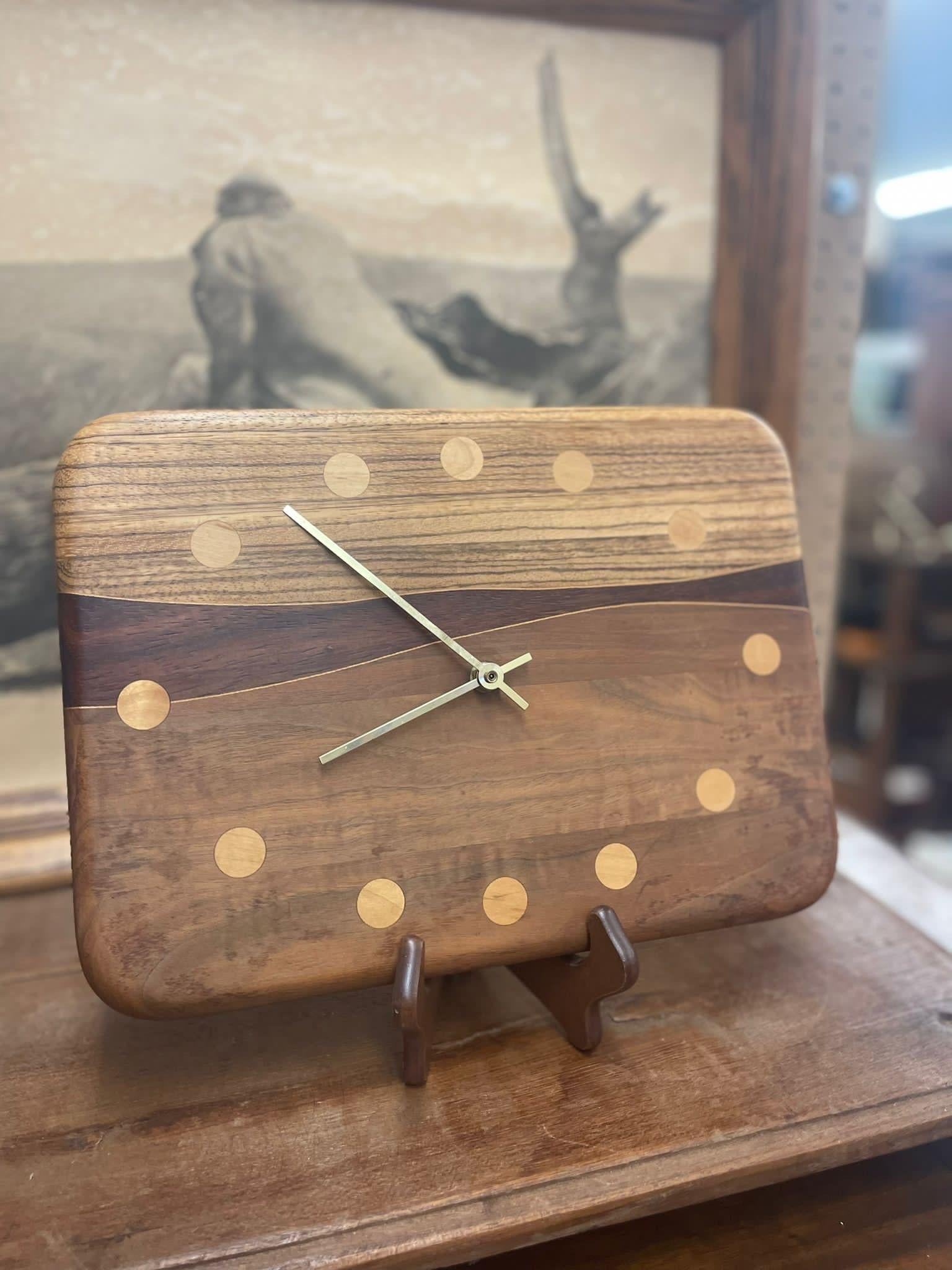 Mid Century Modern Wooden Clock mit vier verschiedenen Arten von Holzmaserung. Einsatzfähigkeit Unbekannt. Vintage Condition Konsistent mit dem Alter wie abgebildet.

Abmessungen. 13 B ; 1 T ; 7 H