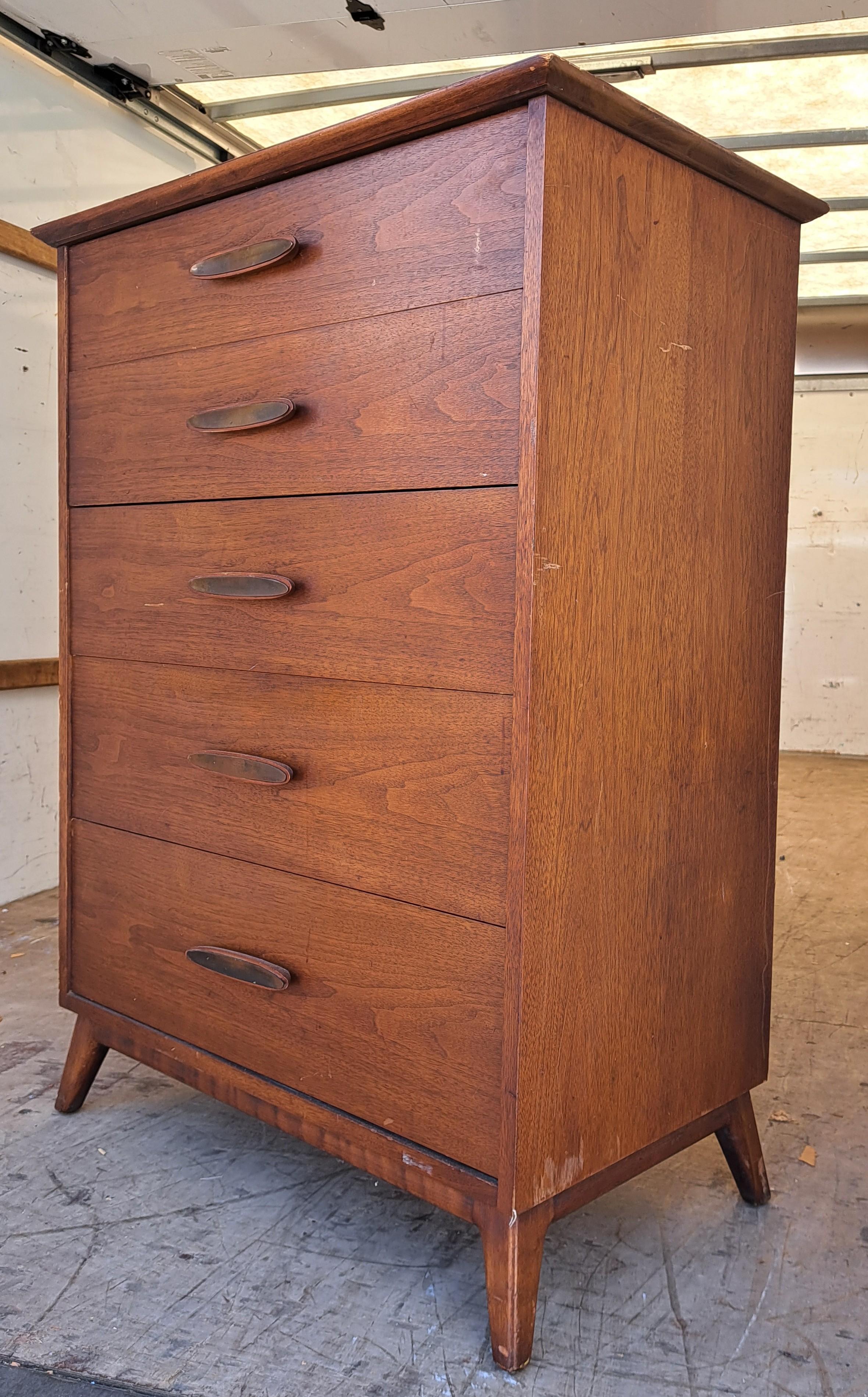 American Vintage Mid-Century Modern Heritage Henredon Walnut Chest of Drawers  For Sale