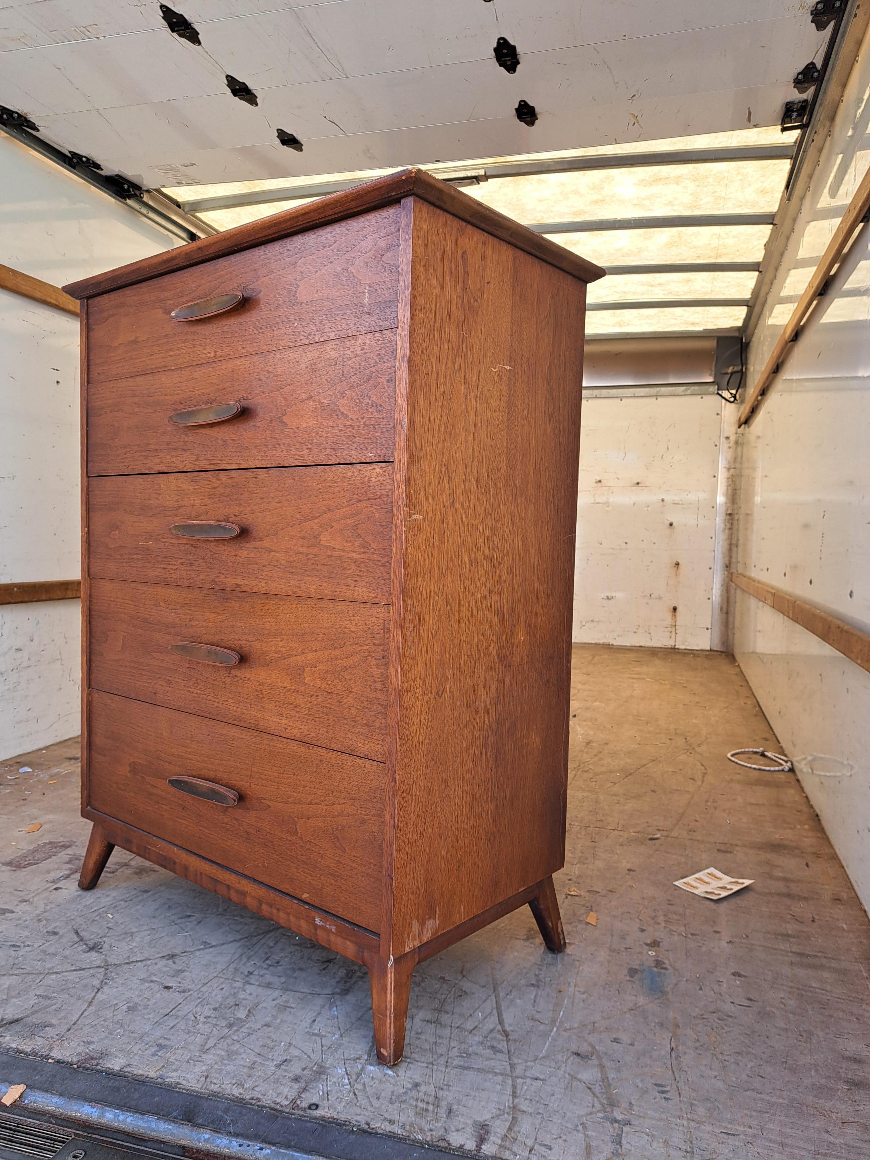 Vintage Mid-Century Modern Heritage Henredon Walnut Chest of Drawers  In Good Condition For Sale In Weymouth, MA