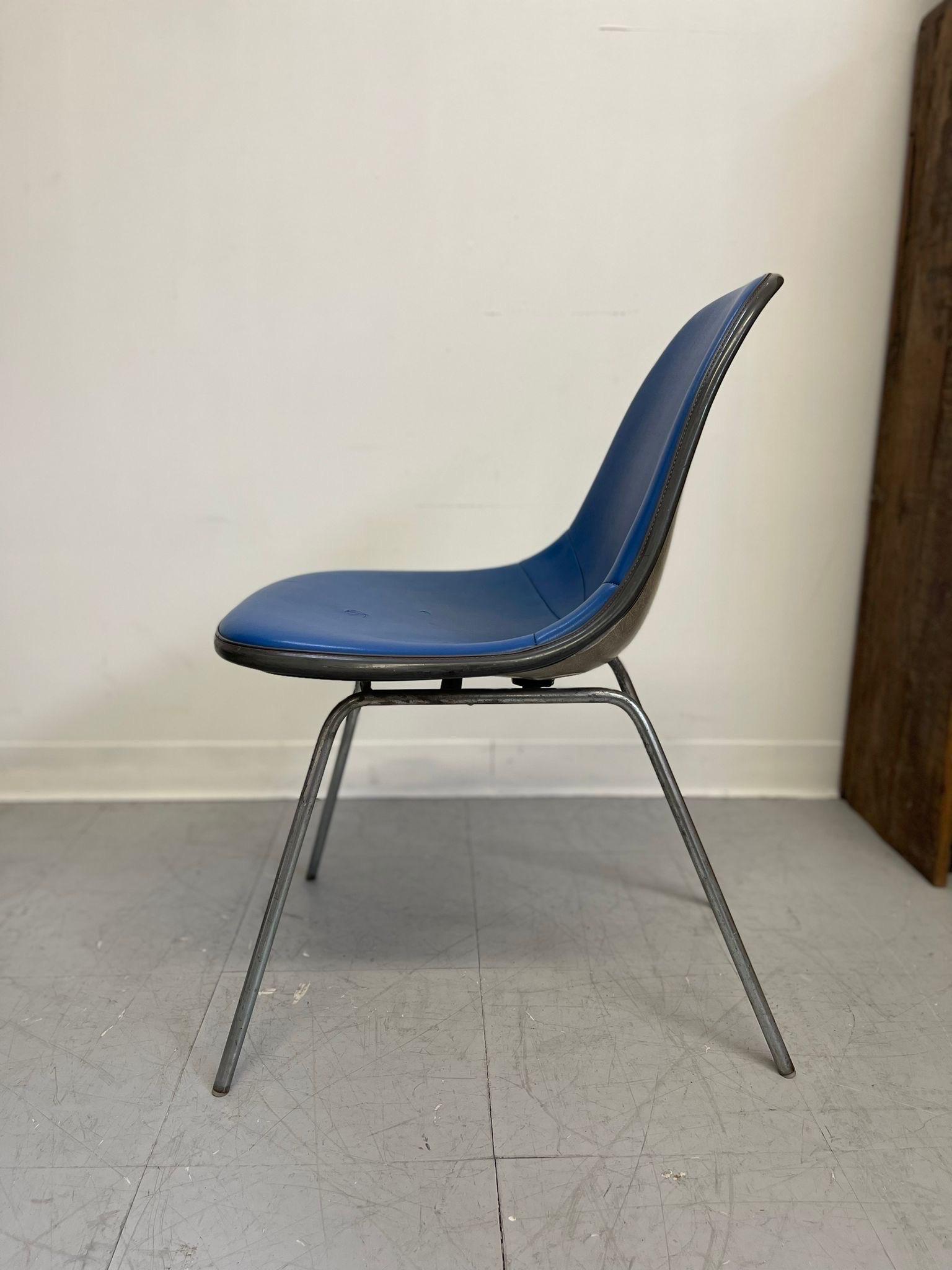 Vintage Mid Century Modern Herman Miller Blue Chair In Good Condition For Sale In Seattle, WA
