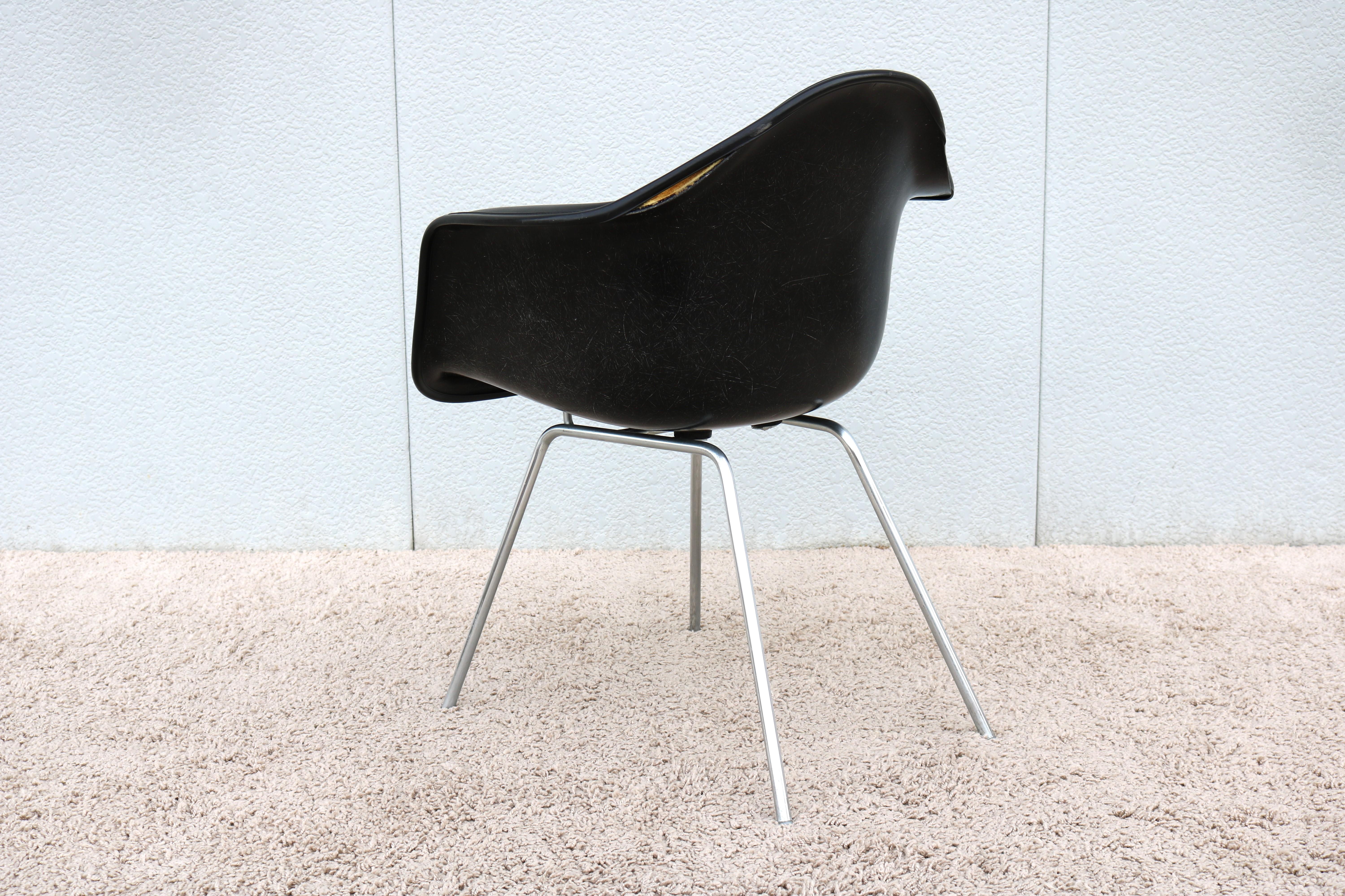 Vintage Mid-Century Modern Herman Miller Eames Molded Fiberglass Black Armchair For Sale 4
