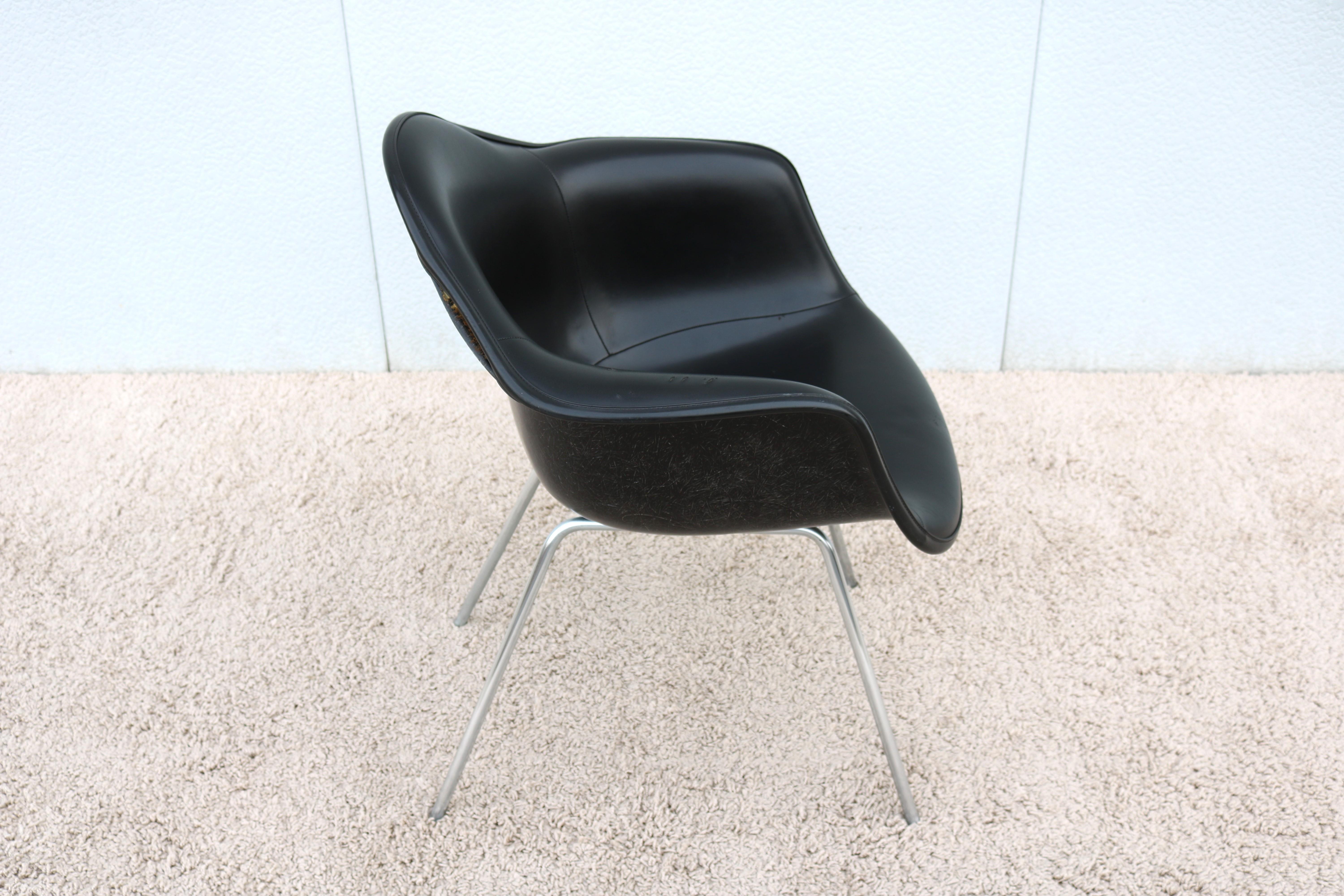 Vintage Mid-Century Modern Herman Miller Eames Molded Fiberglass Black Armchair For Sale 6