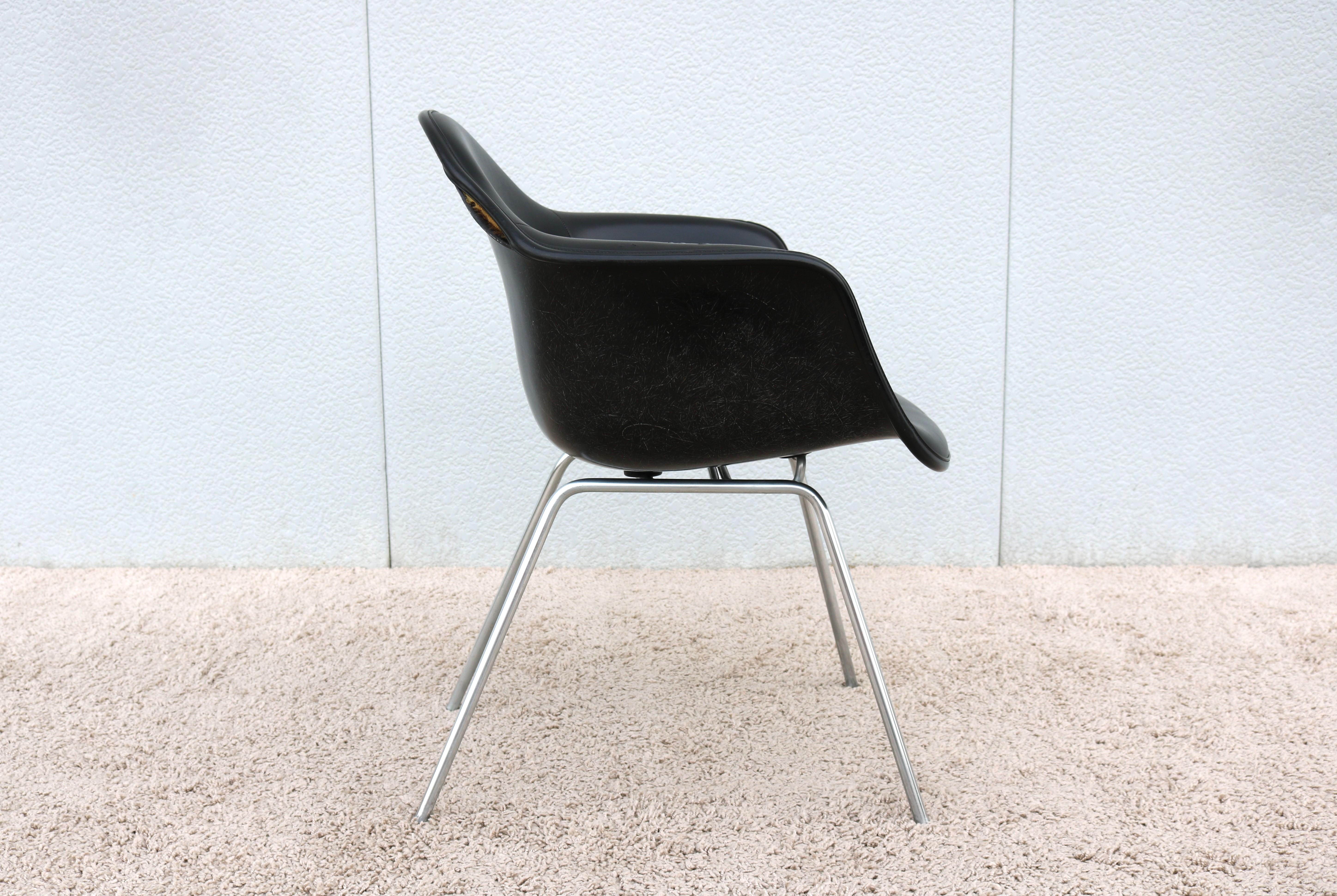 Vintage Mid-Century Modern Herman Miller Eames Molded Fiberglass Black Armchair For Sale 7