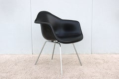 Vintage Mid-Century Modern Herman Miller Eames Molded Fiberglass Black Armchair