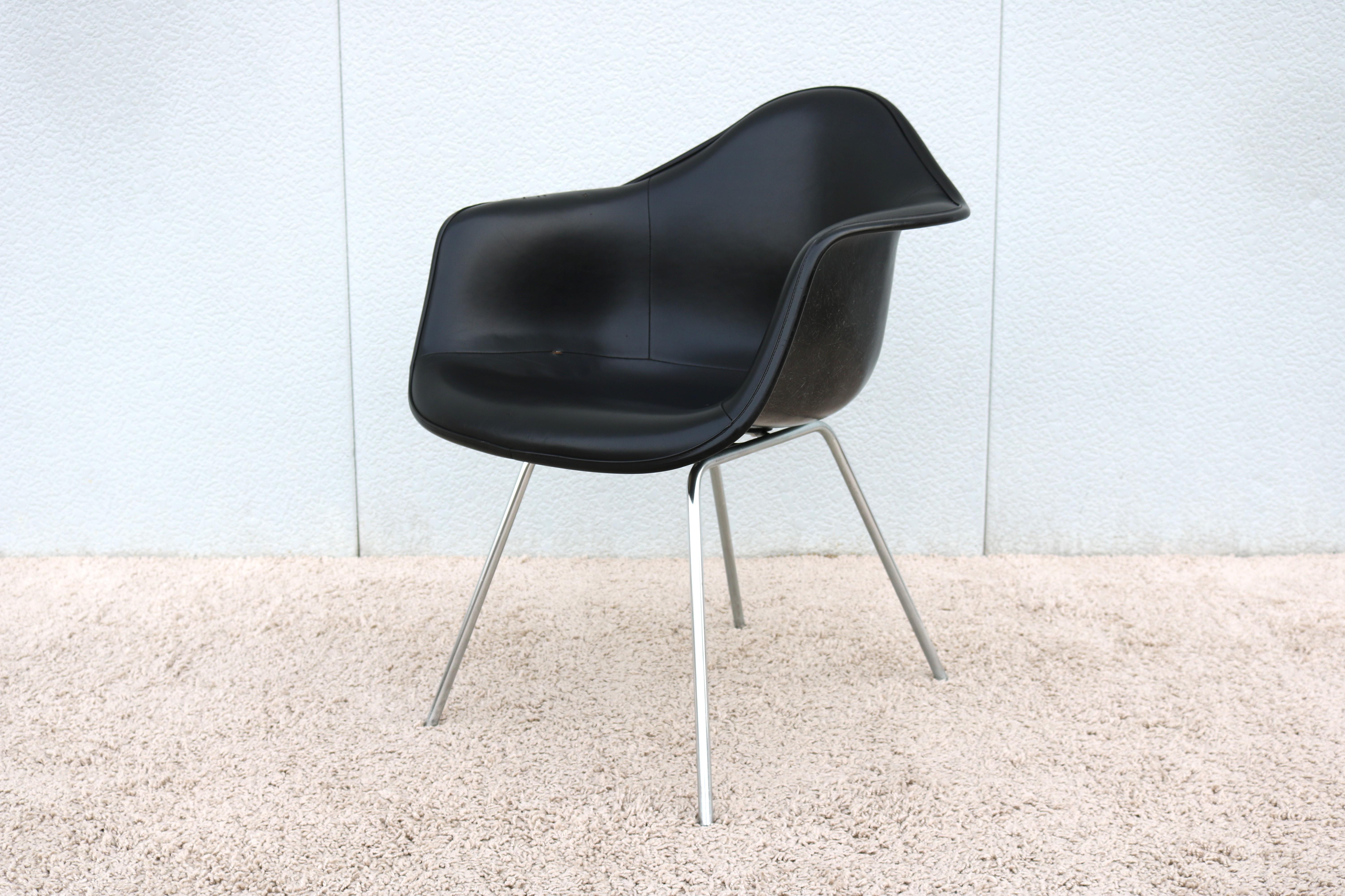 Vintage Mid-Century Modern Herman Miller Eames Molded Fiberglass Black Armchair For Sale 2