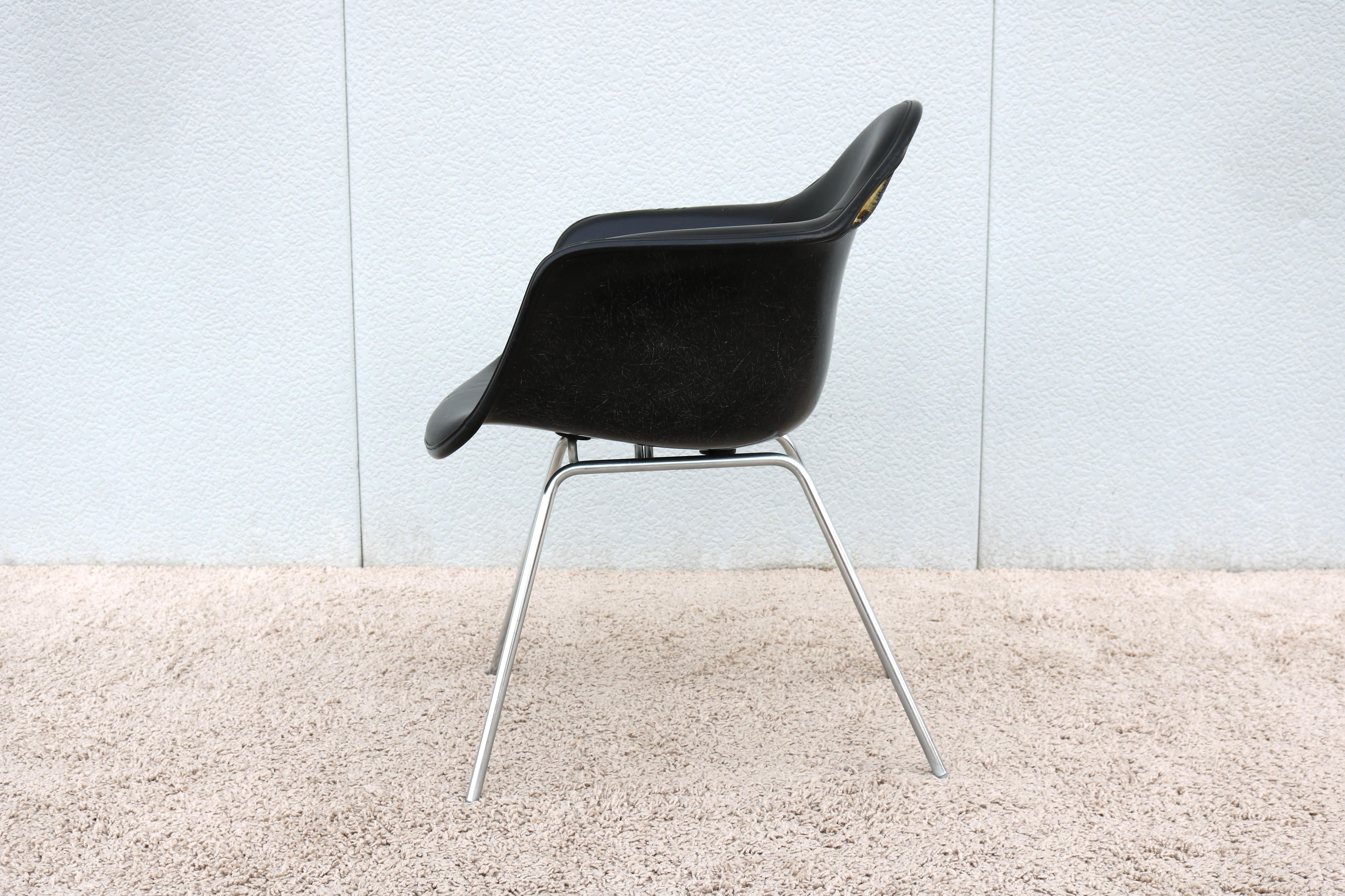 Vintage Mid-Century Modern Herman Miller Eames Molded Fiberglass Black Armchair For Sale 3