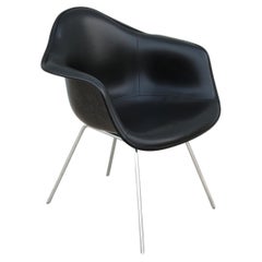 Vintage Mid-Century Modern Herman Miller Eames Molded Fiberglass Black Armchair (Fauteuil en fibre de verre moulé)