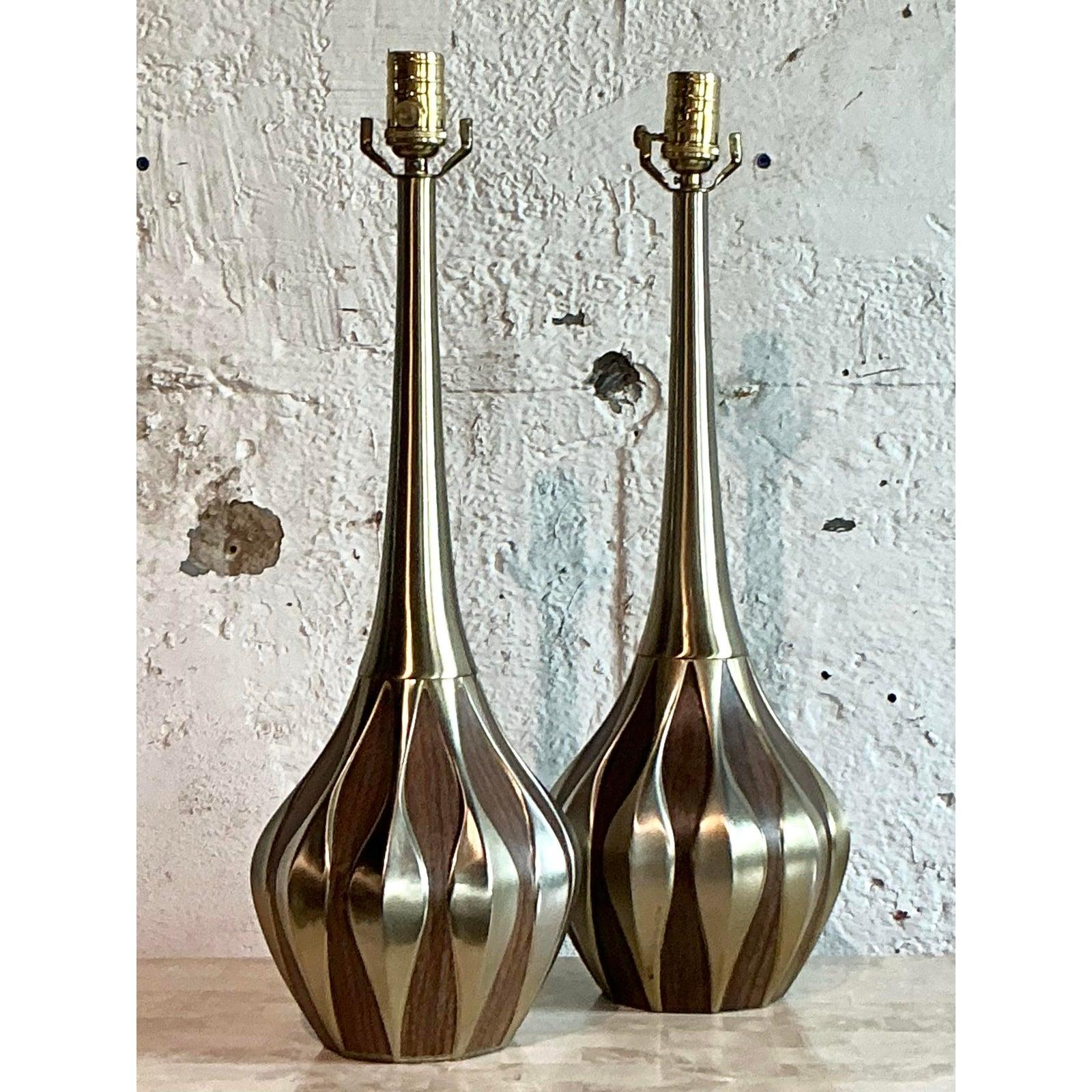 Encarna la elegante sofisticación de la Era Moderna de Mediados de Siglo con este impresionante par de lámparas de sobremesa Heyco vintage de 