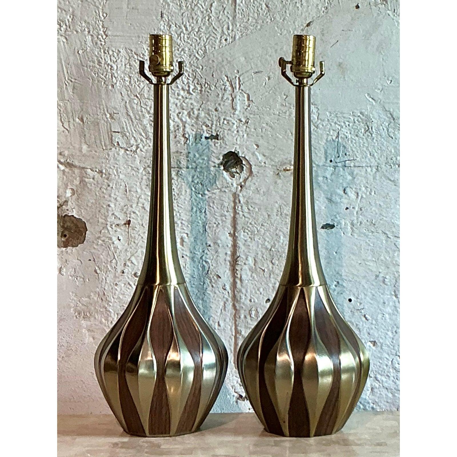 Pareja de lámparas de botella Heyco Genie, vintage y modernas de mediados de siglo Latón en venta