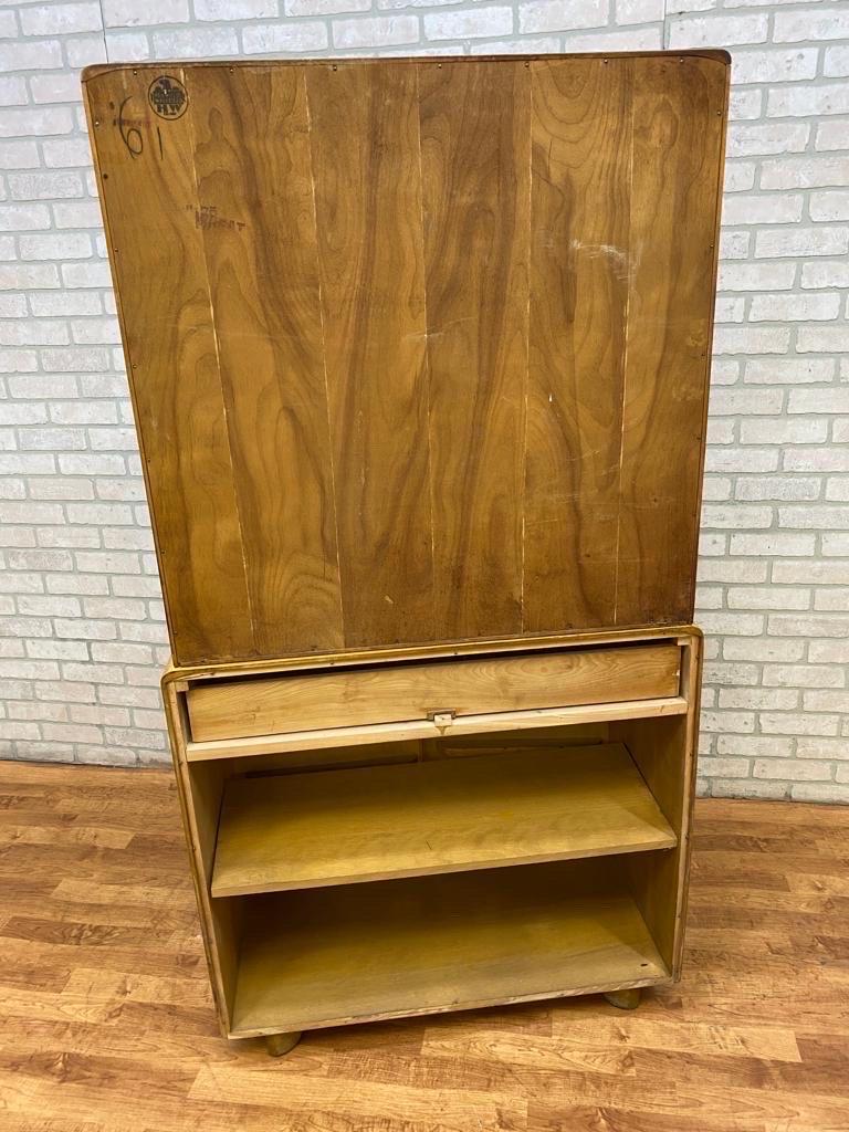 Vintage Mid Century Modern Heywood Wakefield Buffet Server Hutch Display Cabinet 

Feating mid century modern display buffet cabinet. The top has double glass sliding doors with 3 shelves and the bottom storge cabinet has double doors with magnetic