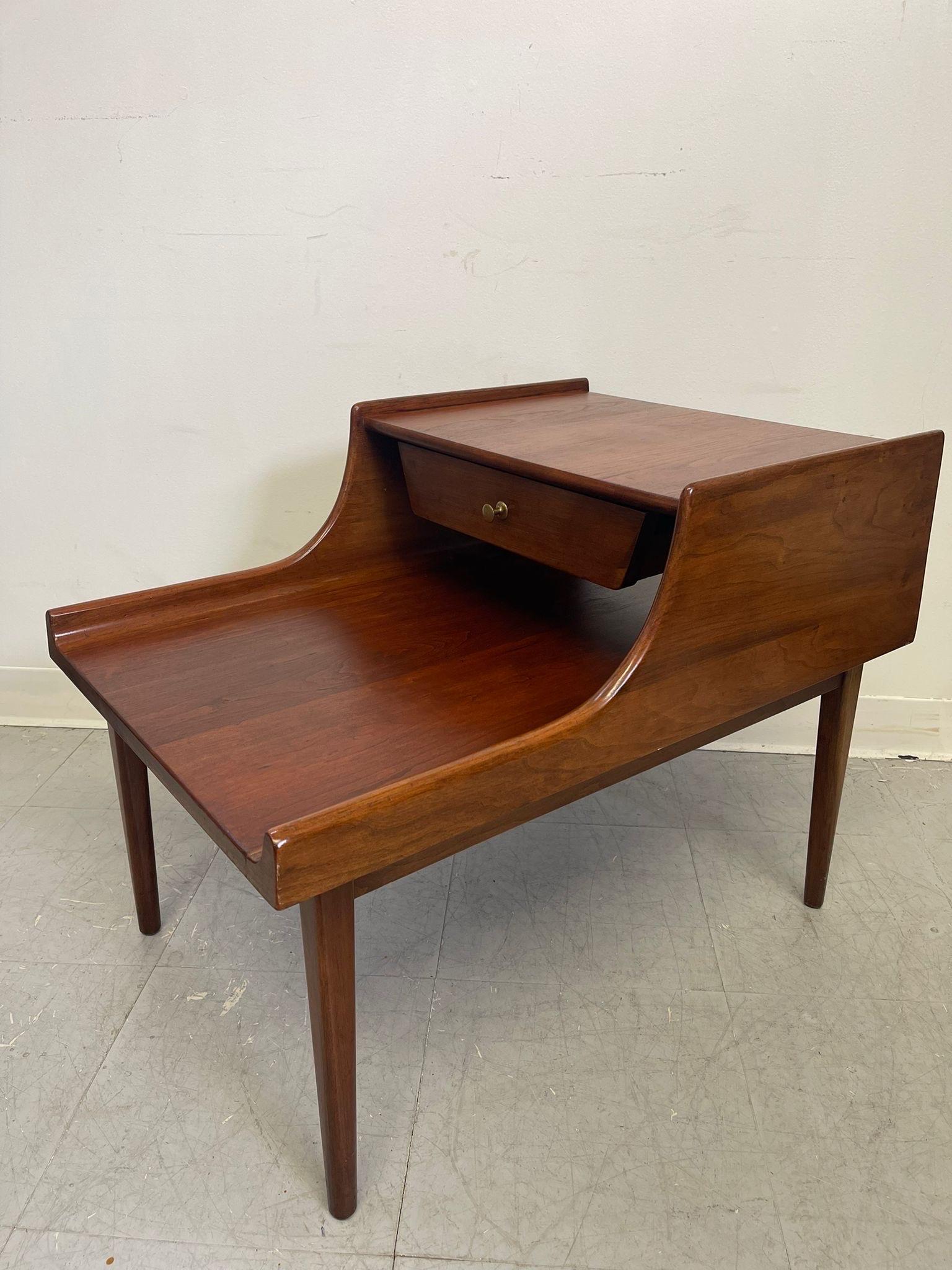 Mid-Century Modern Vintage Mid Century Modern Heywood Wakefield Cliff House End Table. For Sale