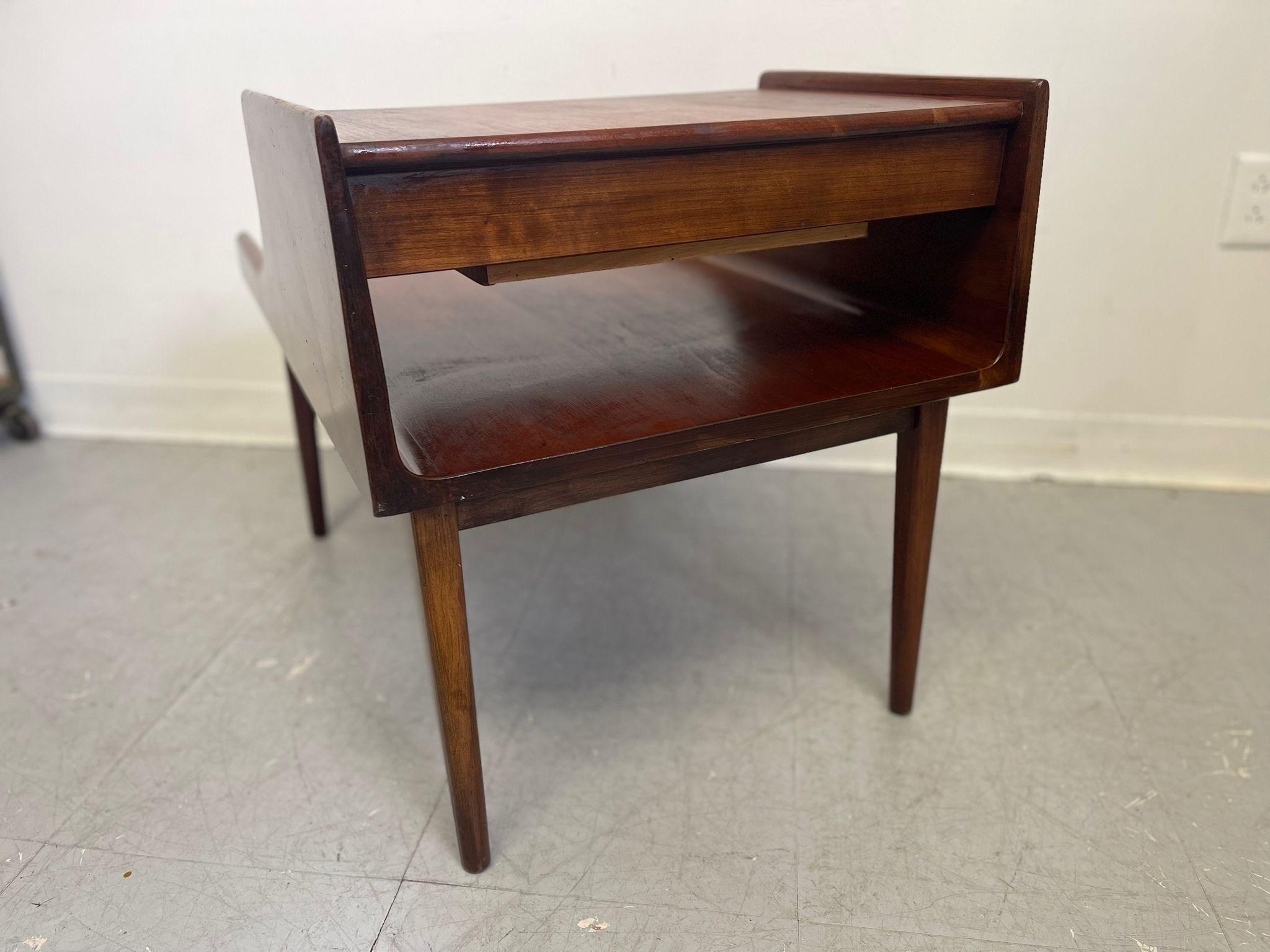 Late 20th Century Vintage Mid Century Modern Heywood Wakefield Cliff House End Table. For Sale