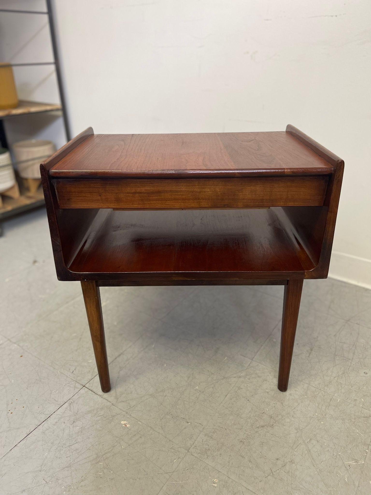Wood Vintage Mid Century Modern Heywood Wakefield Cliff House End Table. For Sale