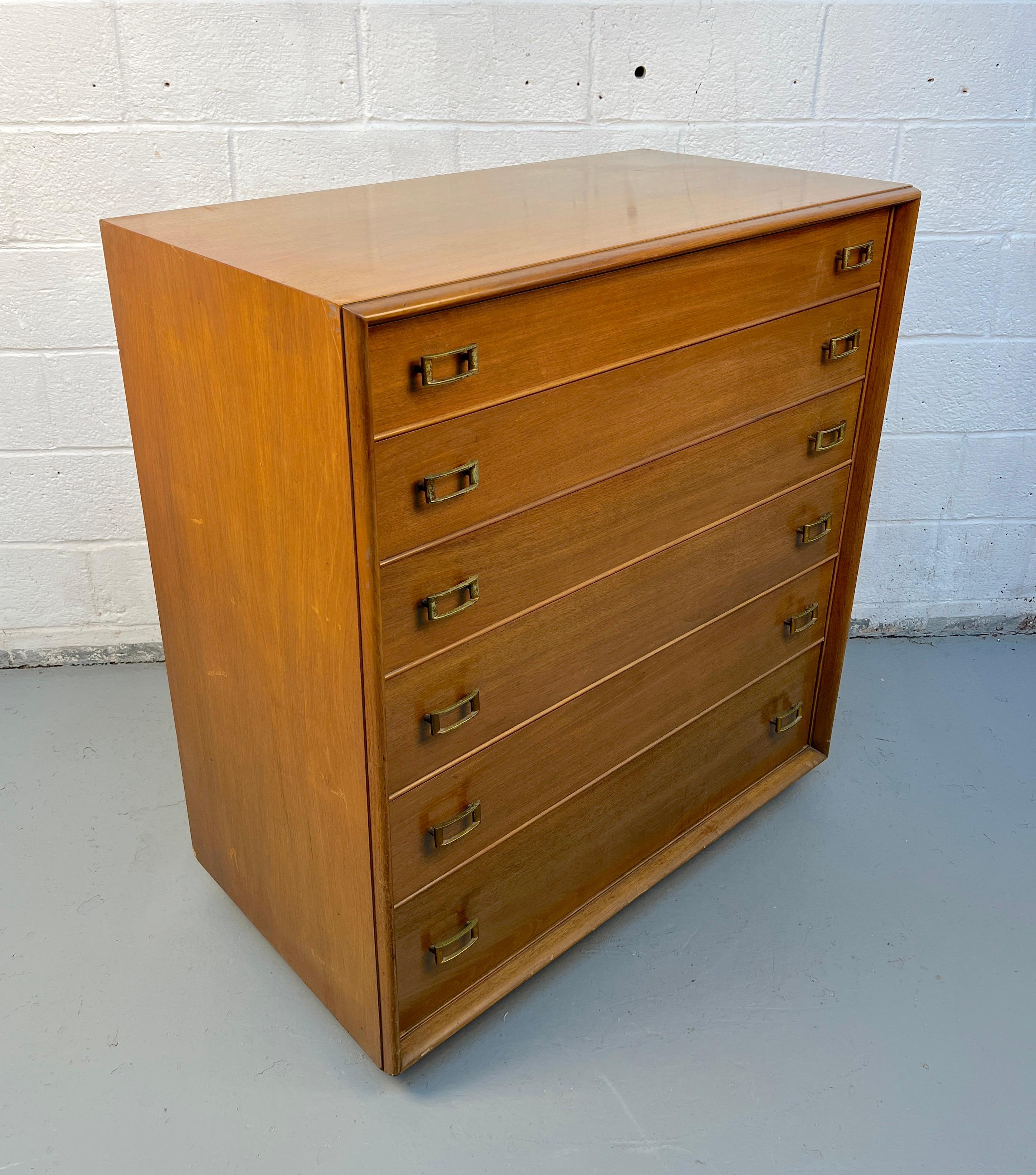 Bellissimo comò highboy di metà secolo progettato da Paul Frankl per John Stuart Inc. Un look elegante e classico: linee pulite, legno caldo e cassetti unici che lo fanno risaltare. 

Conferma la posizione dell'oggetto con il venditore (NY o NJ).