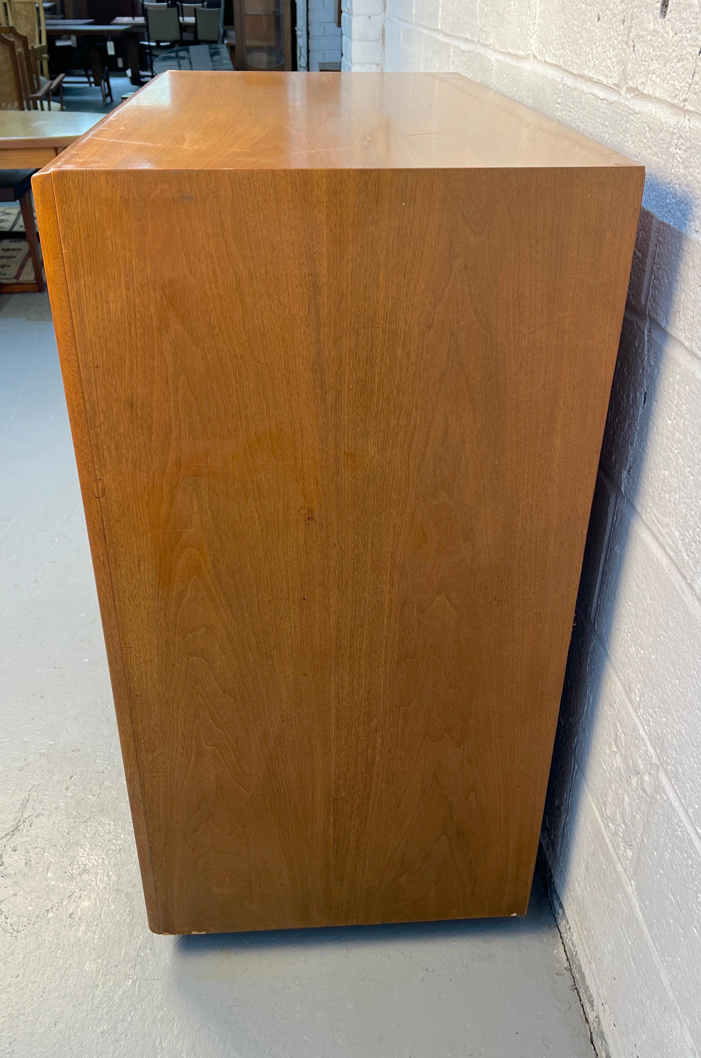 Ottone Comò Highboy moderno di metà secolo vintage di Paul Frankl per John Stuart Inc. in vendita