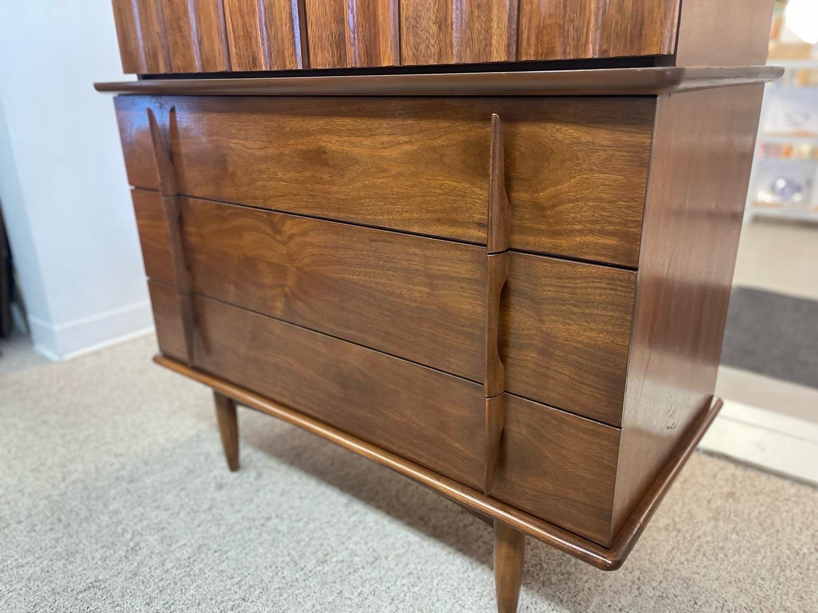 Vintage Mid Century Modern Highboy Dresser by United With Sculpted Wood Front. For Sale 5