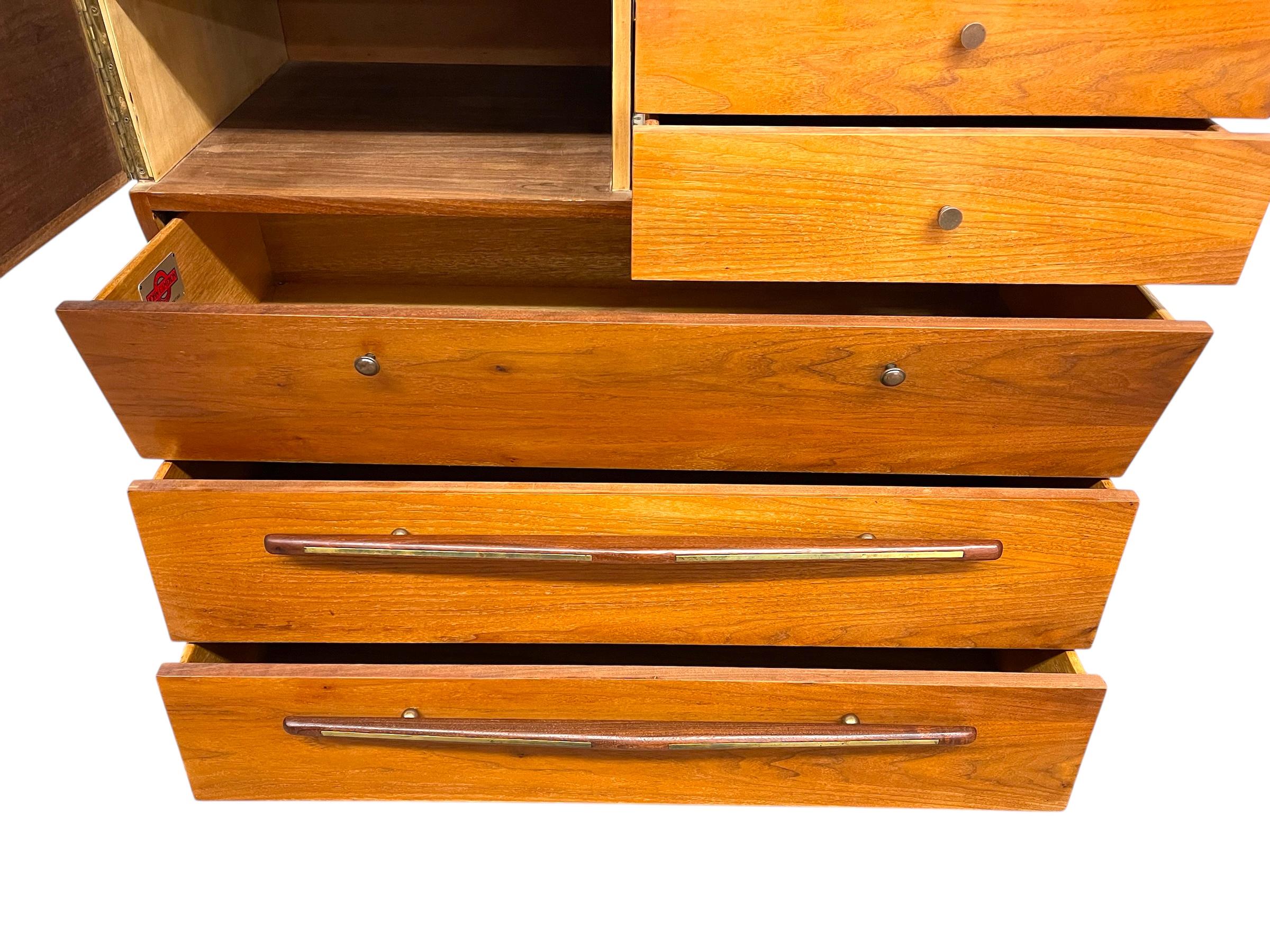 Moderner Hochkommodenschrank aus der Mitte des Jahrhunderts von John Cameron im Angebot 4