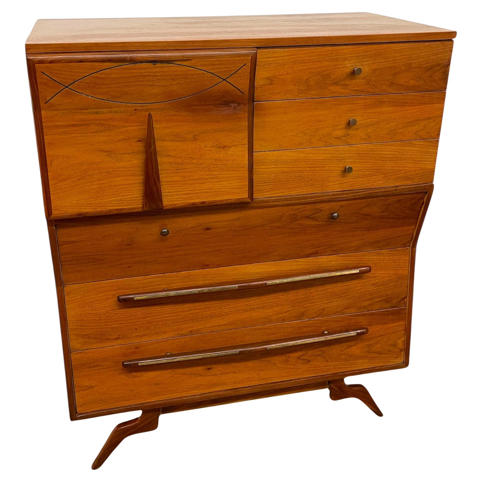 Diese Highboy-Kommode ist ein beeindruckendes Beispiel für das amerikanische Design der Jahrhundertmitte und wurde von John Cameron aus Gloucester, Massachusetts, gefertigt, der für seine Distinctive Furniture-Linie bekannt ist. Das Möbelstück zeigt