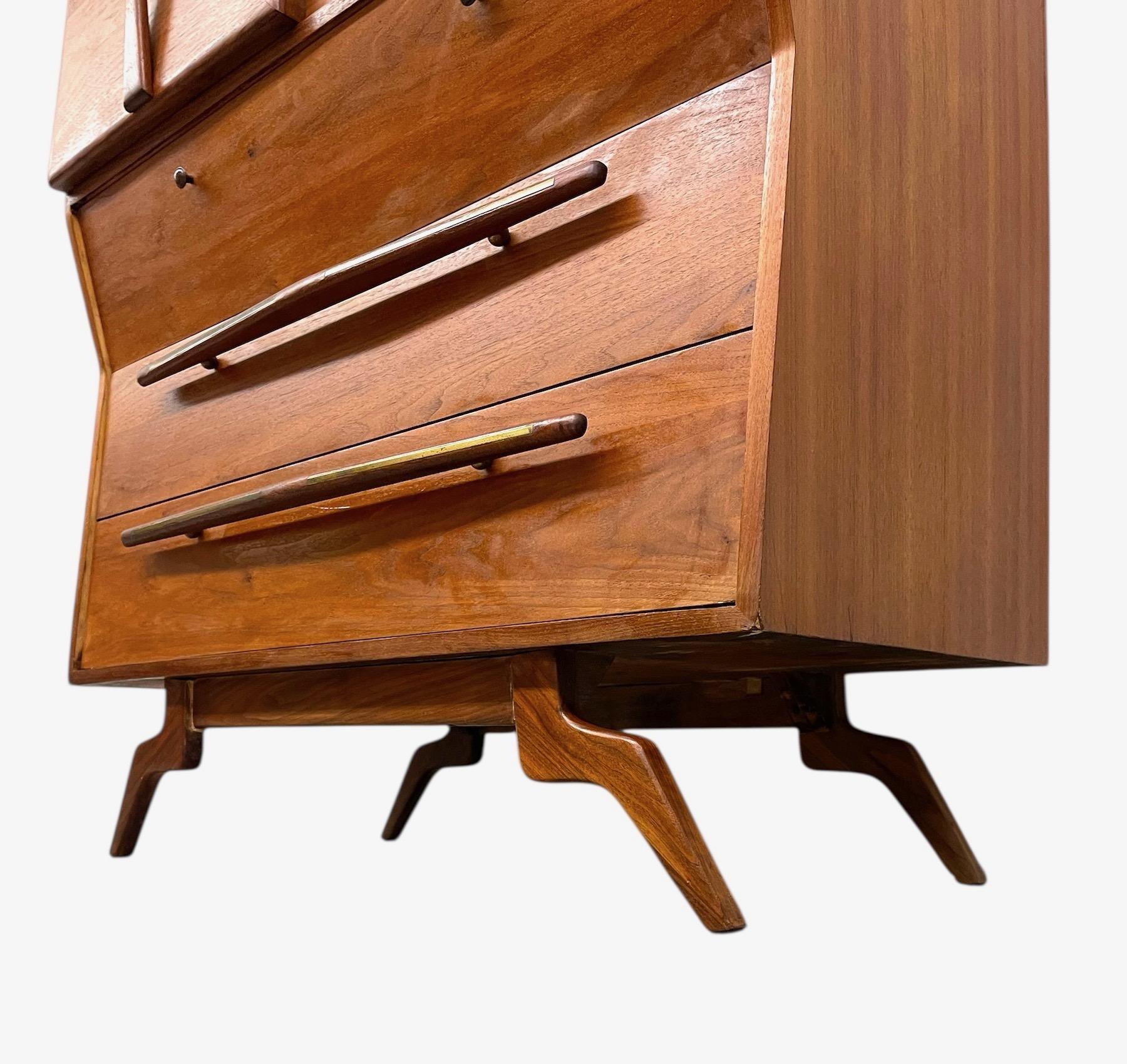 Moderner Hochkommodenschrank aus der Mitte des Jahrhunderts von John Cameron (Ende des 20. Jahrhunderts) im Angebot